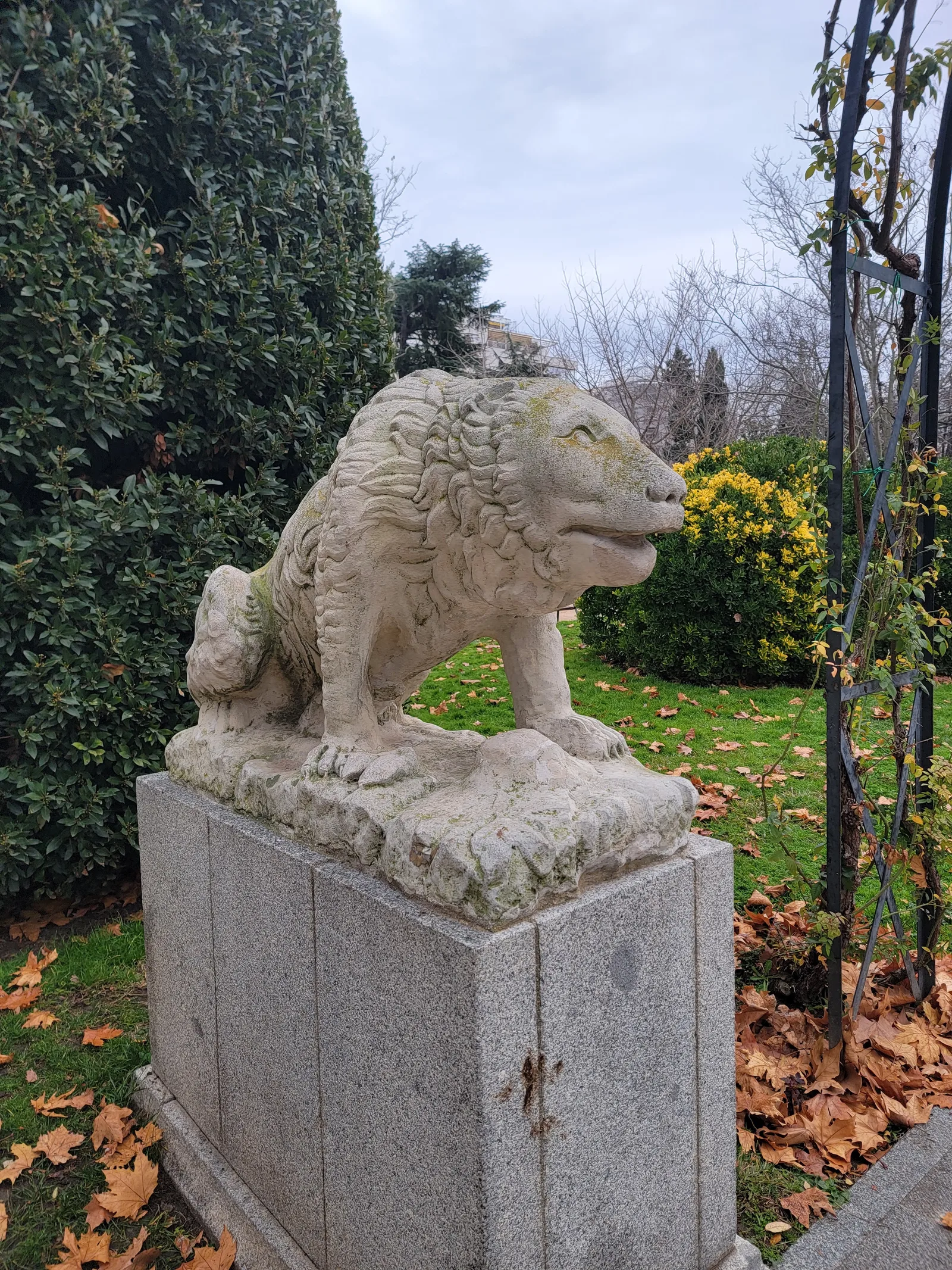 Details at Estanque Grande del Retiro Madrid — travel photo