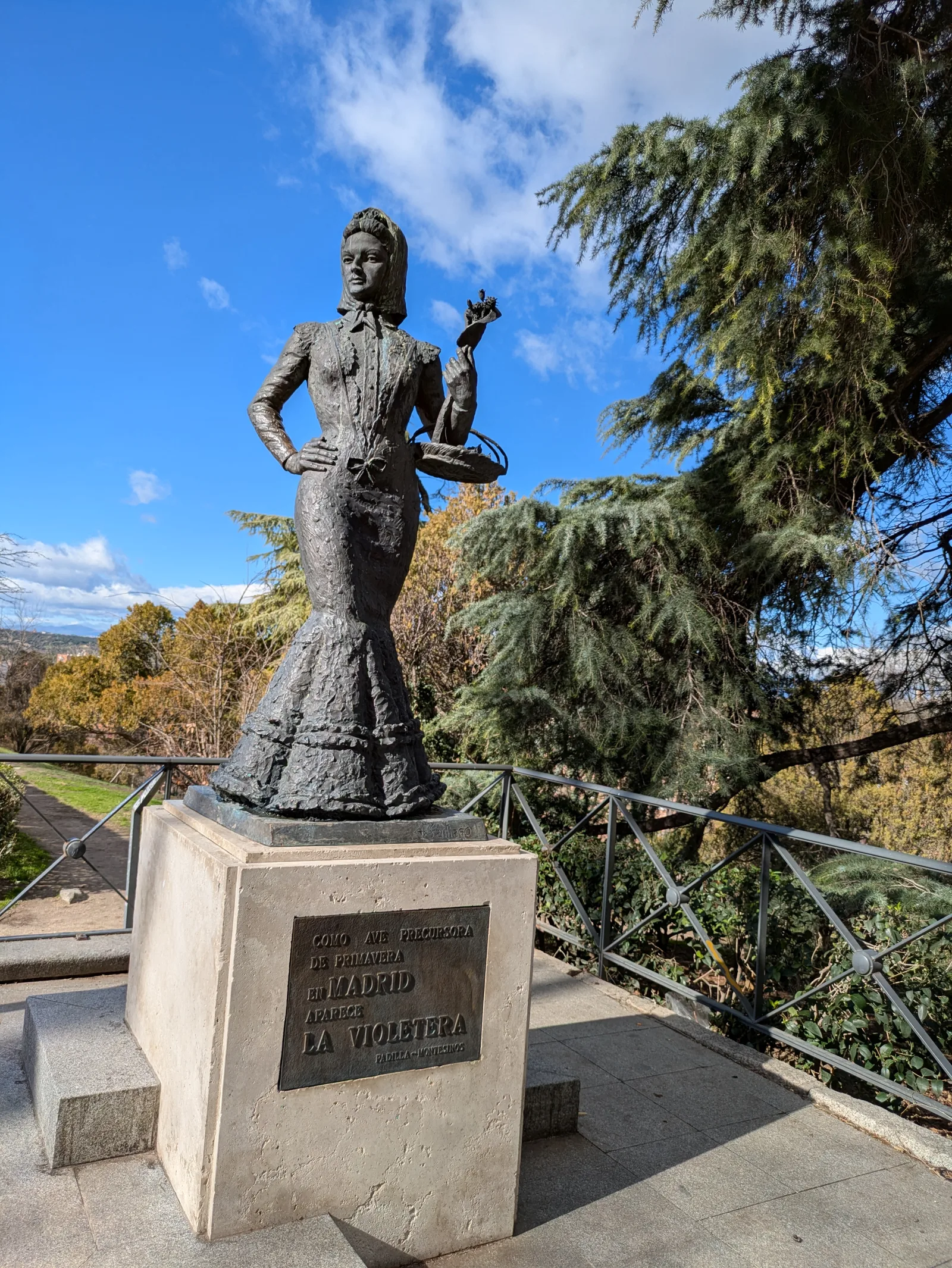 Atmosphere at Las Vistillas Garden Madrid — travel photo