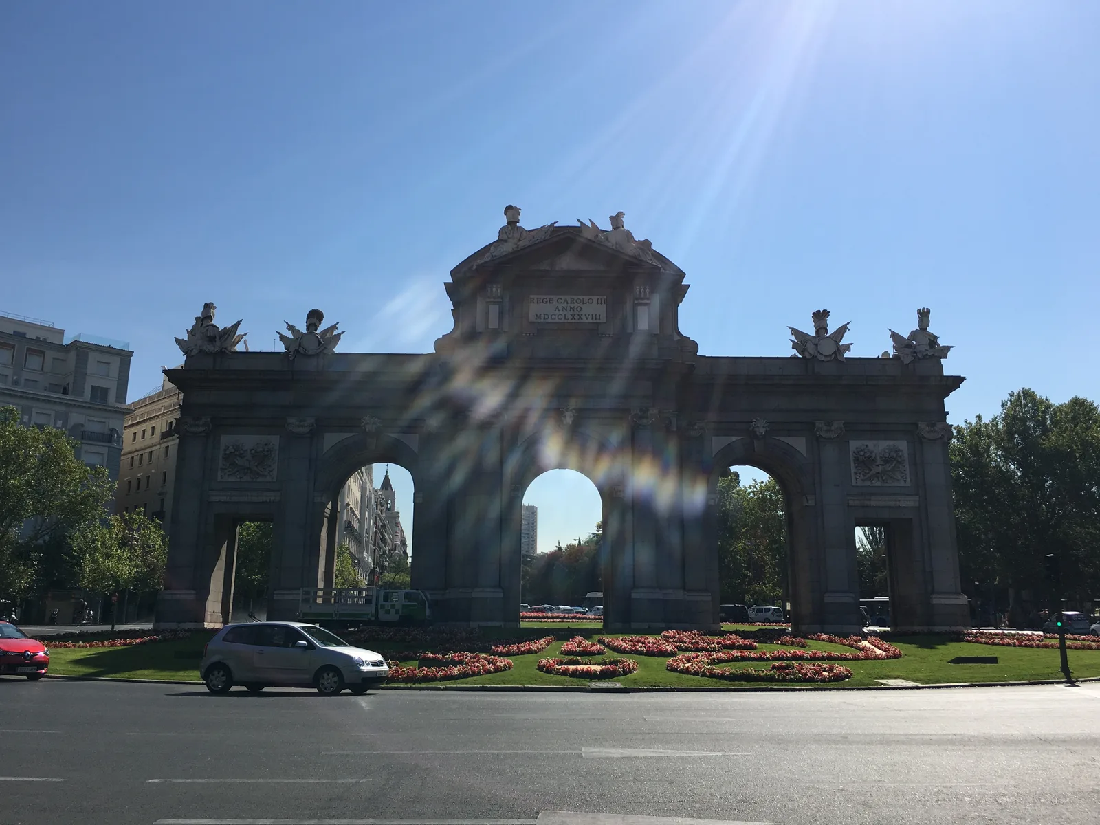 Atmosphere at Puerta de Alcalá Madrid — travel photo