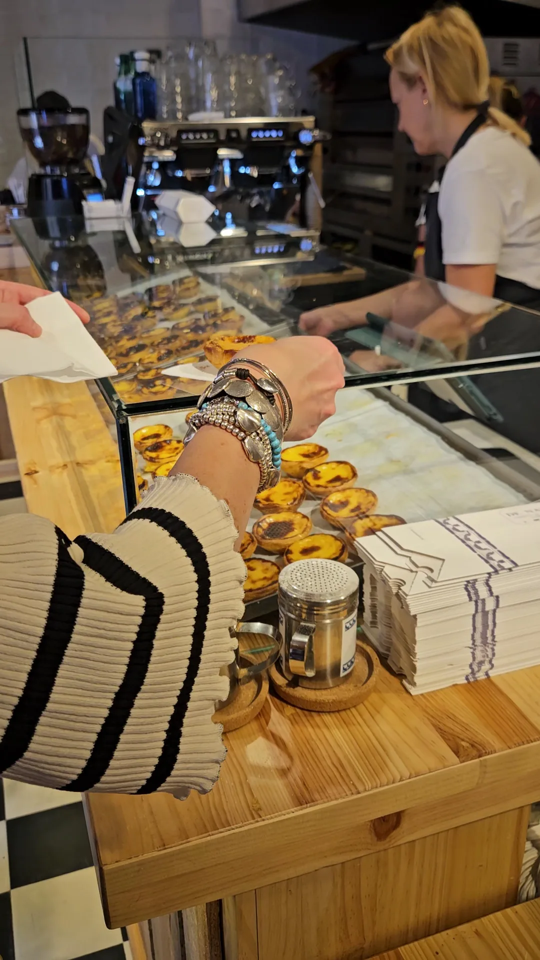 Atmosphere at De Nata - Fábrica de Pastéis de Nata Malaga — travel photo