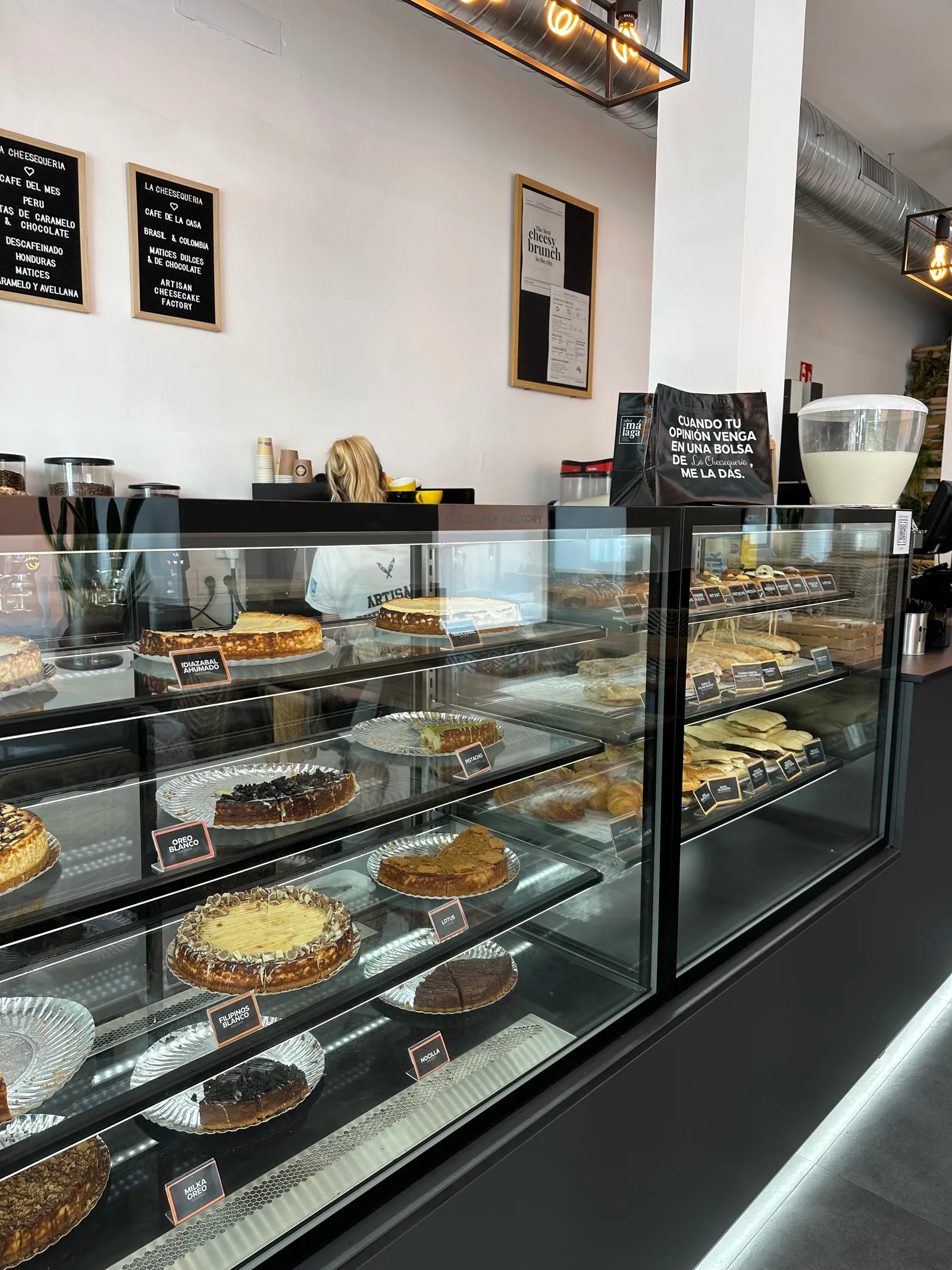 Atmosphere at La Cheesequería Malaga — travel photo