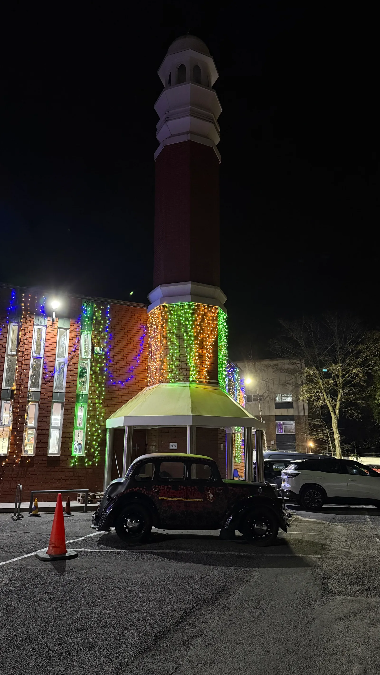Atmosphere at Manchester Central Mosque [Jamiat-Ul-Muslimin] Manchester — travel photo