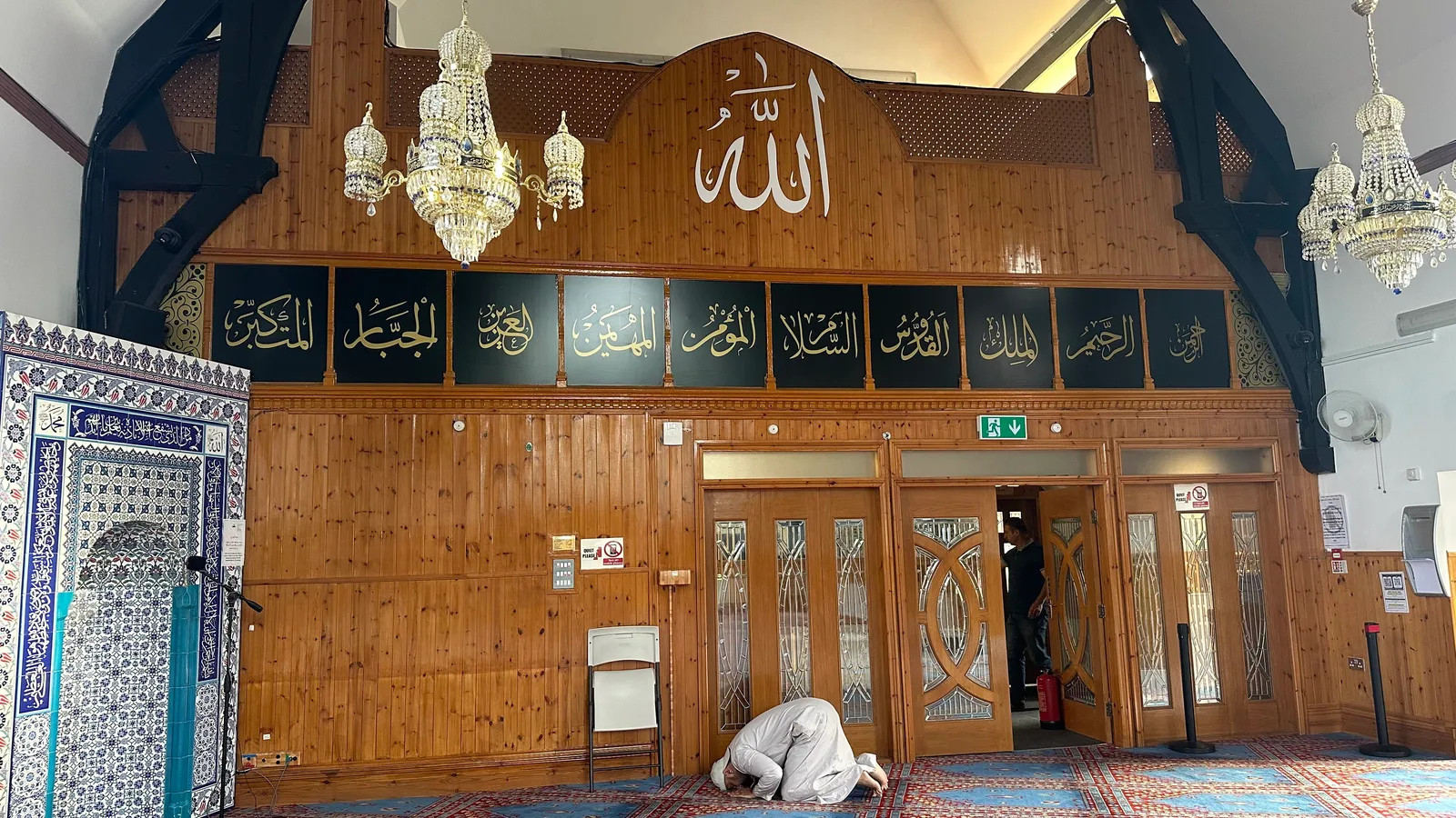 Atmosphere at Mawlawi Kurdish Cultural Centre Shekh Raouf Barzinji Mosque Manchester — travel photo