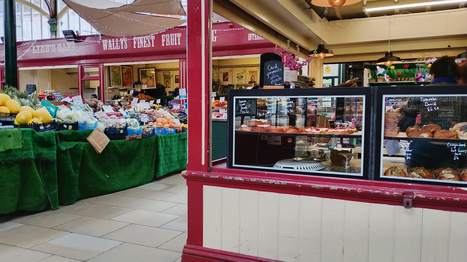 Atmosphere at Stockport Indoor Market Manchester — travel photo