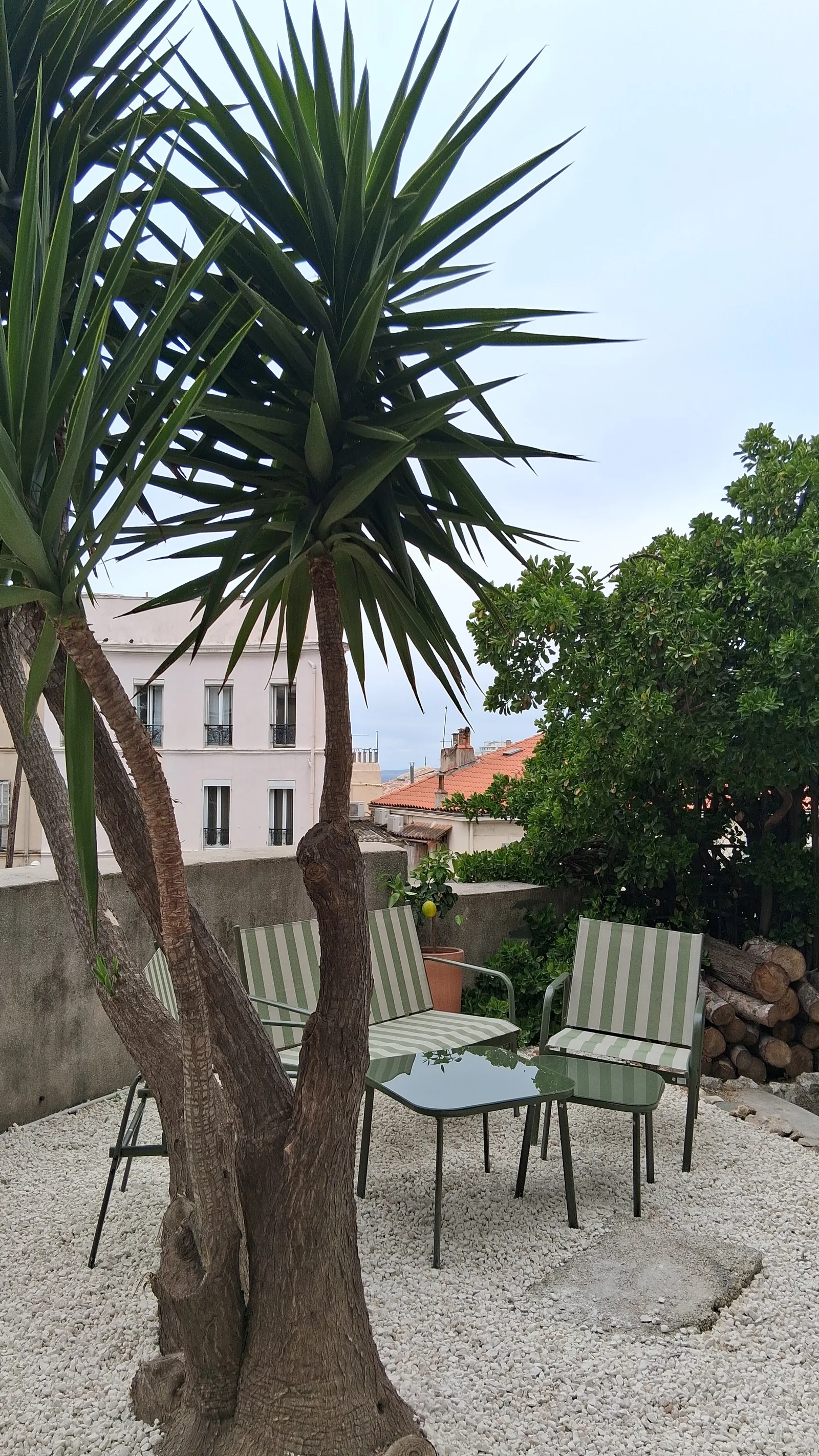 Details at Parc de La Colline Puget Marseille — travel photo