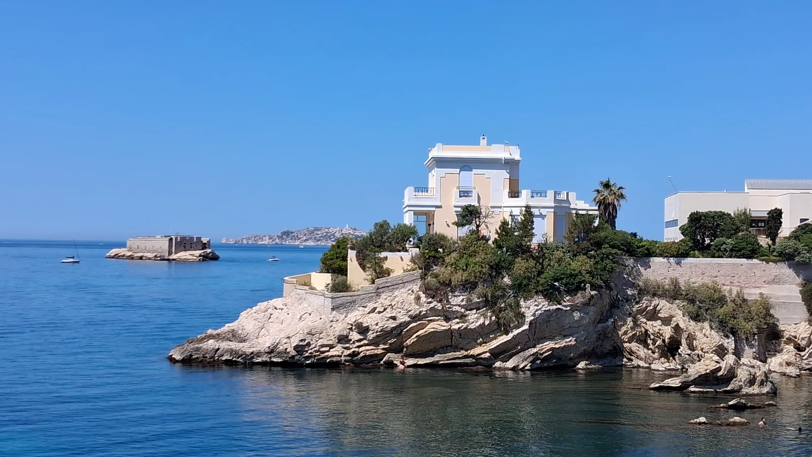 Details at Plage de Maldormé Marseille — travel photo