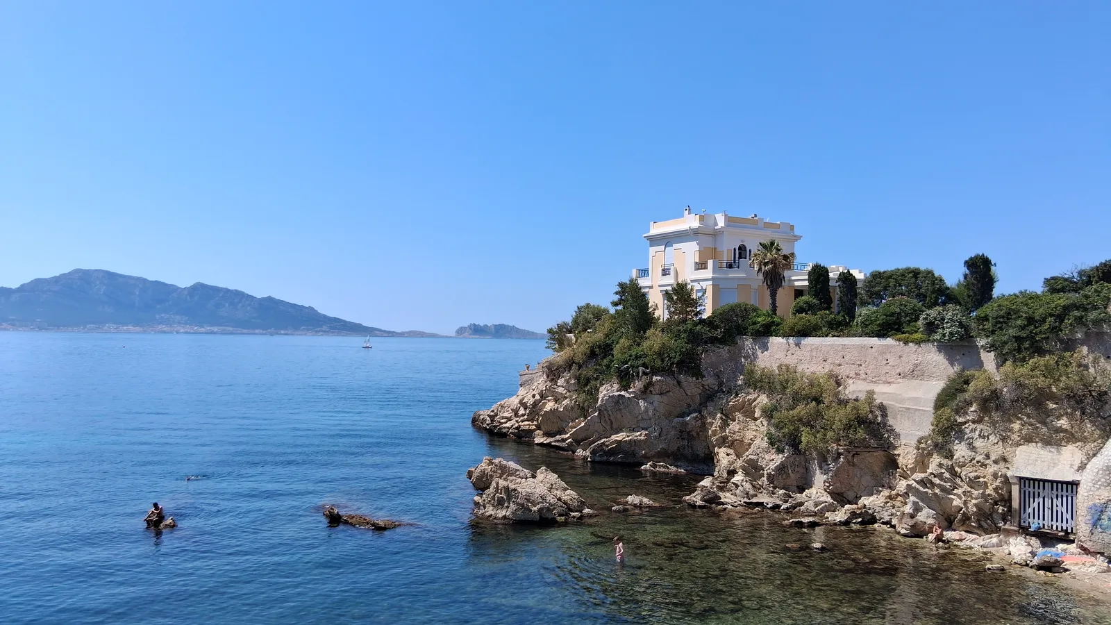 Atmosphere at Plage de Maldormé Marseille — travel photo