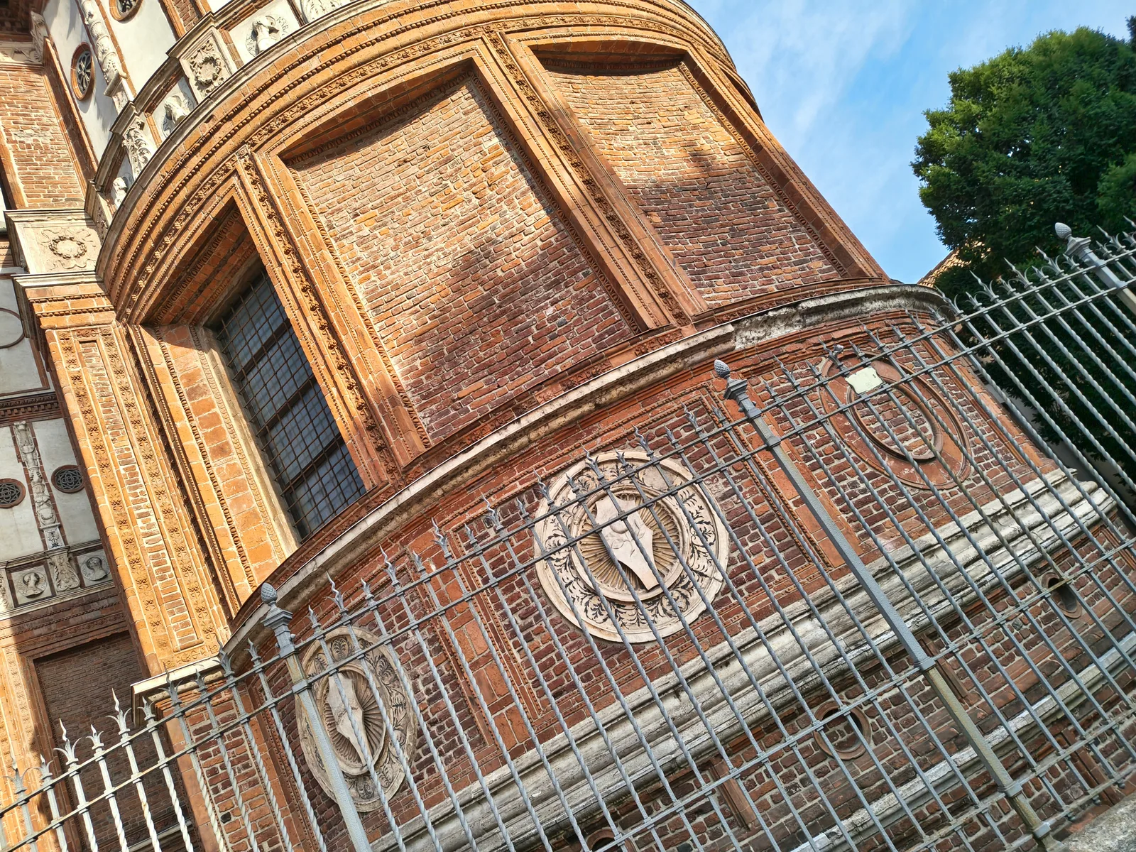 Main view at Basilica di Santa Maria delle Grazie Milan — travel photo