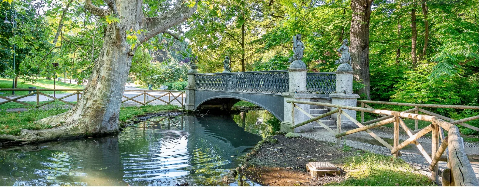 Atmosphere at Bridge of the Little Mermaids Milan — travel photo
