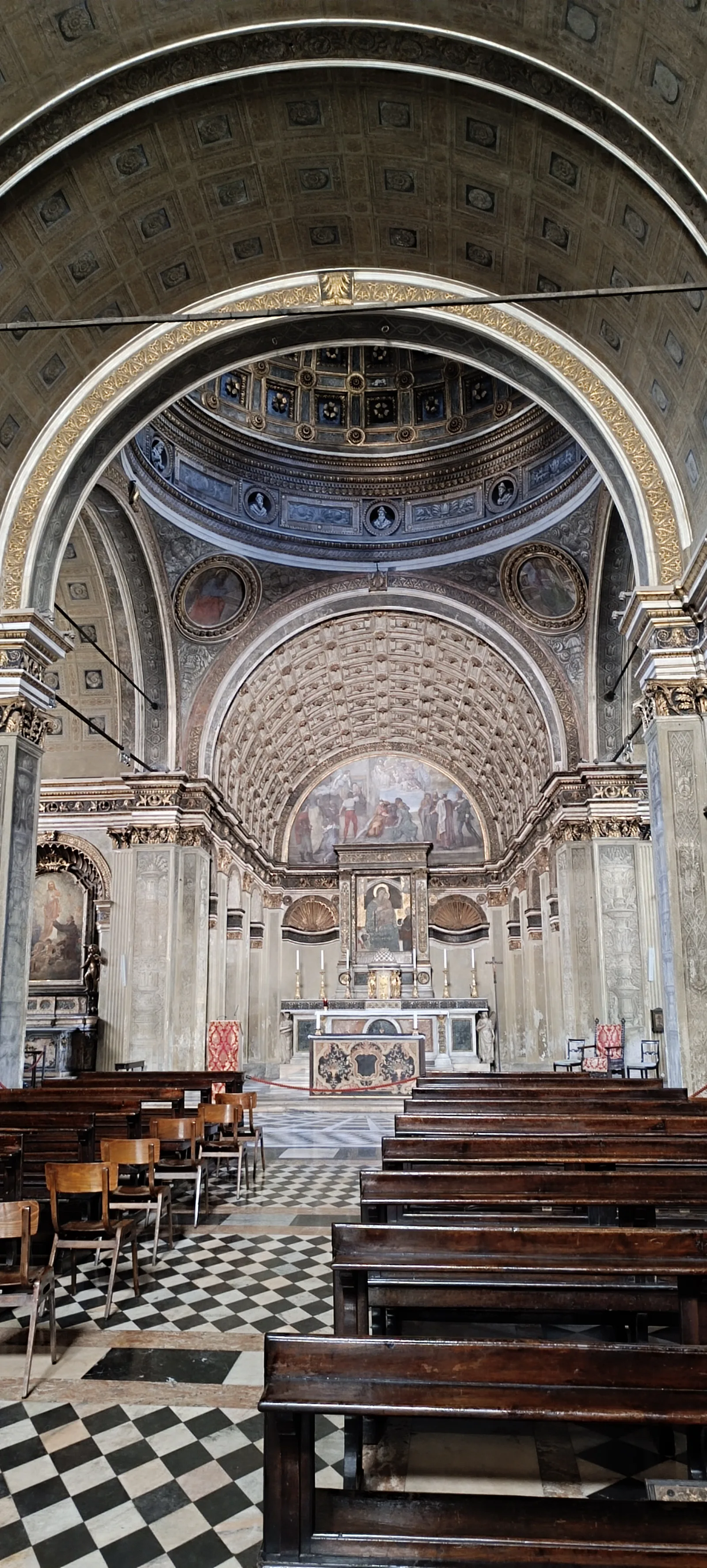 Atmosphere at Chiesa di Santa Maria Milan — travel photo