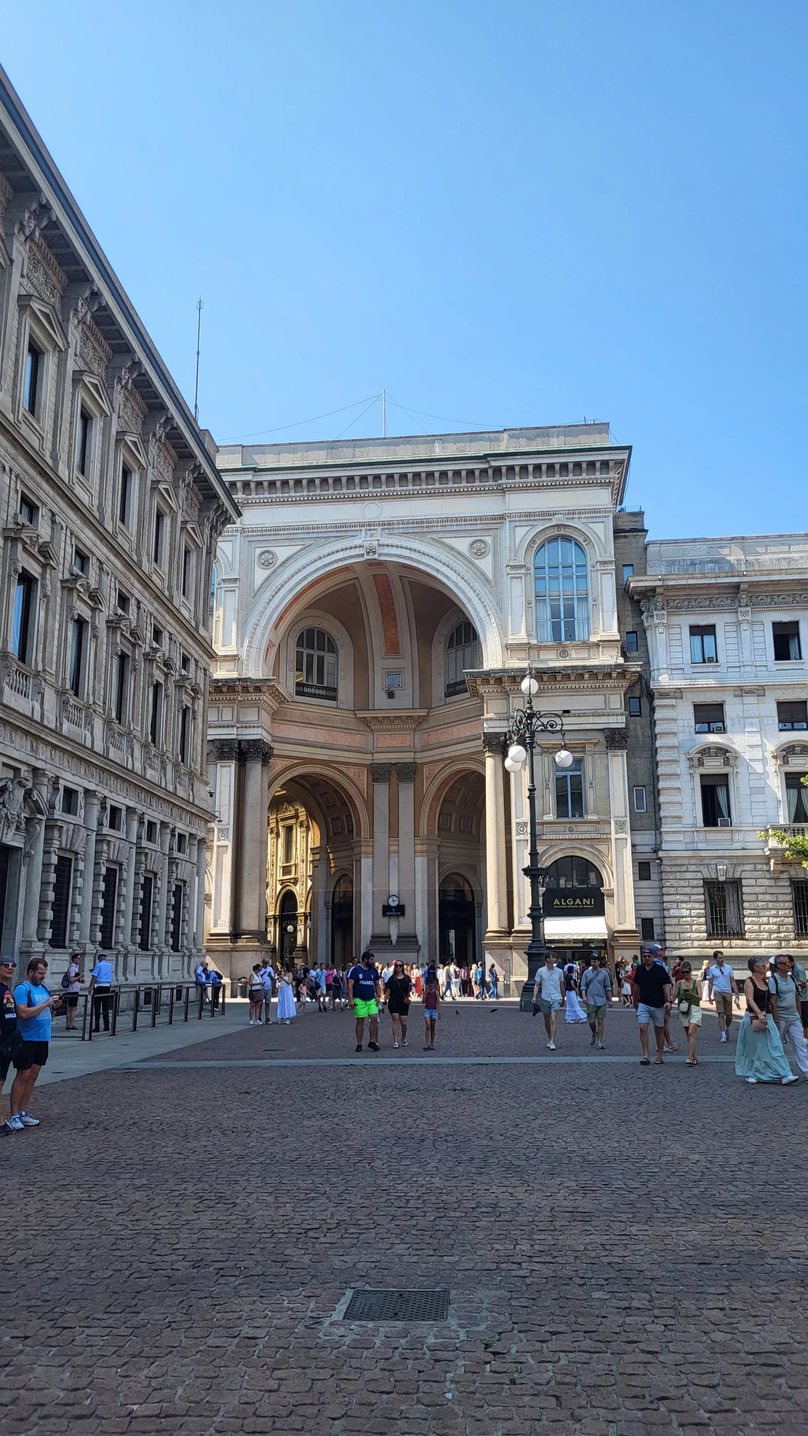 Atmosphere at Galleria Vittorio Emanuele II Milan — travel photo