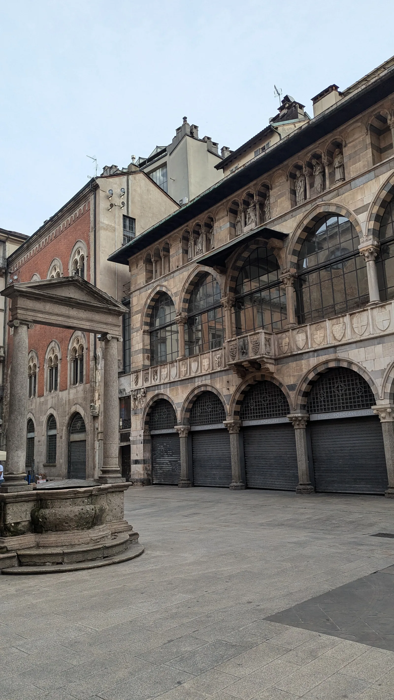 Details at Merchants Square Milan — travel photo