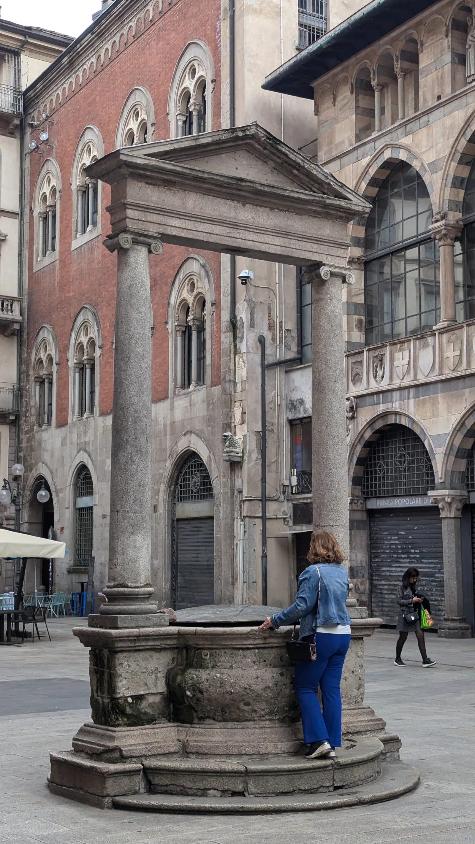 Atmosphere at Merchants Square Milan — travel photo