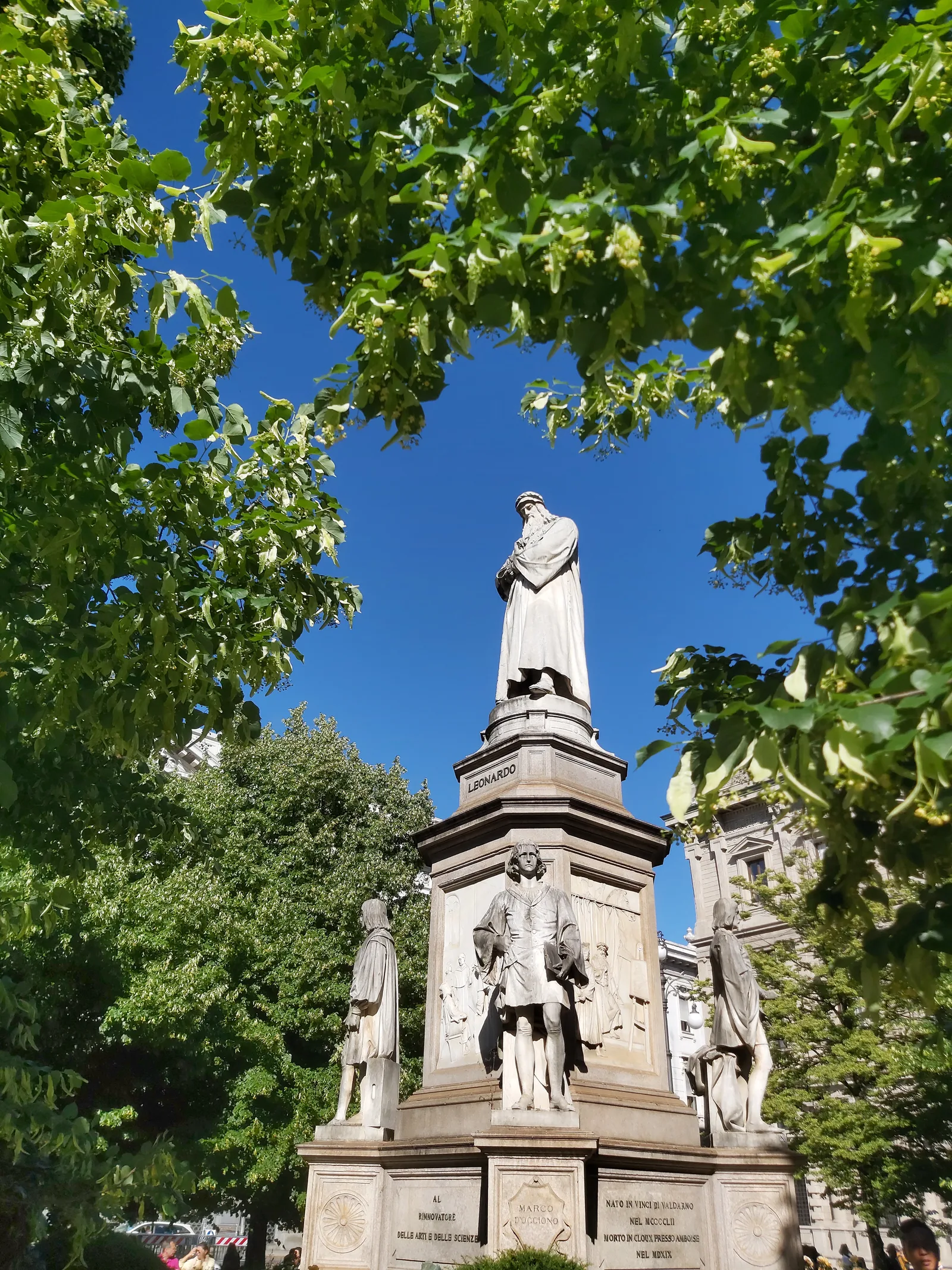 Main view at Monument to Leonardo da Vinci Milan — travel photo