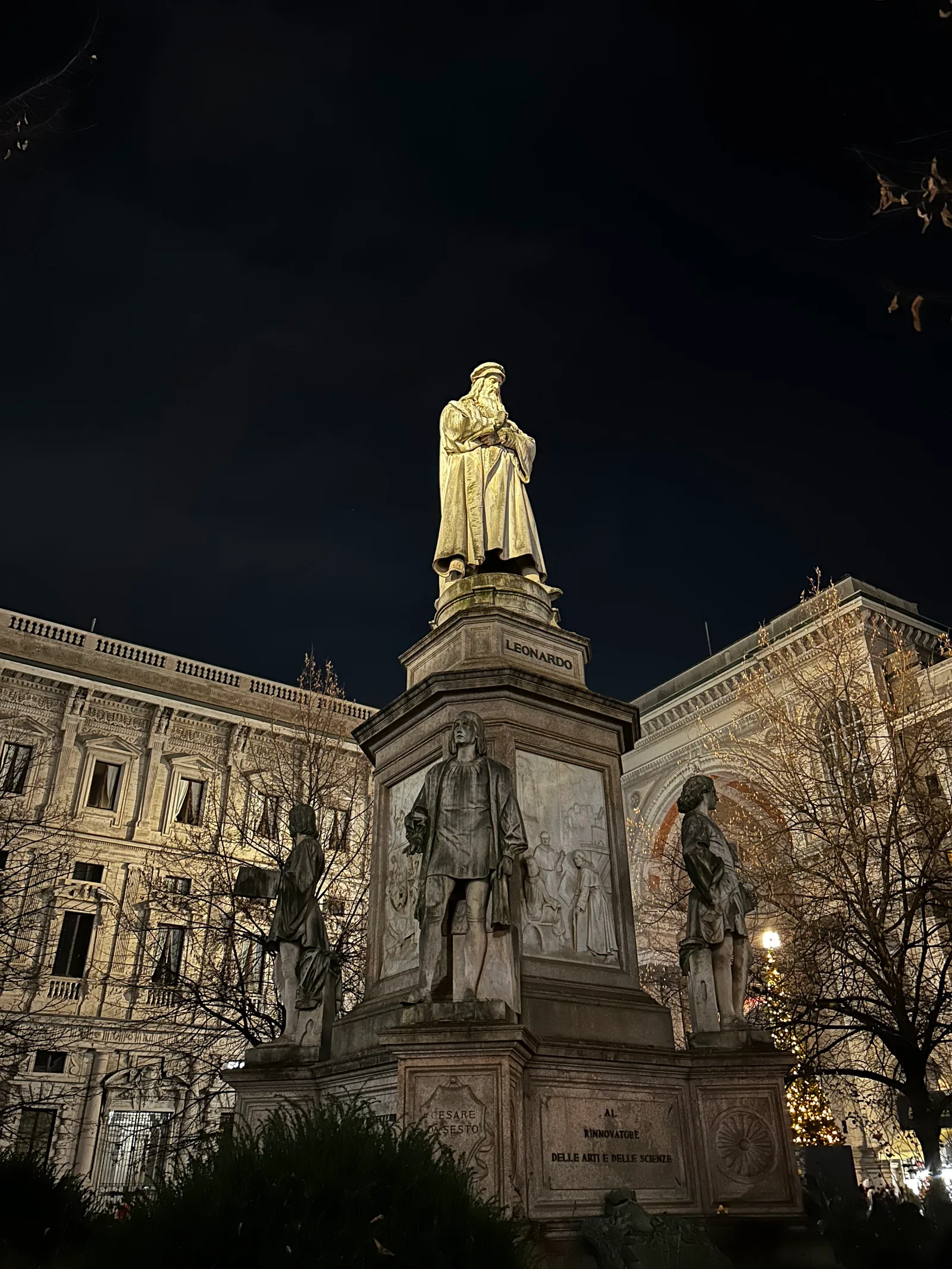Details at Monument to Leonardo da Vinci Milan — travel photo