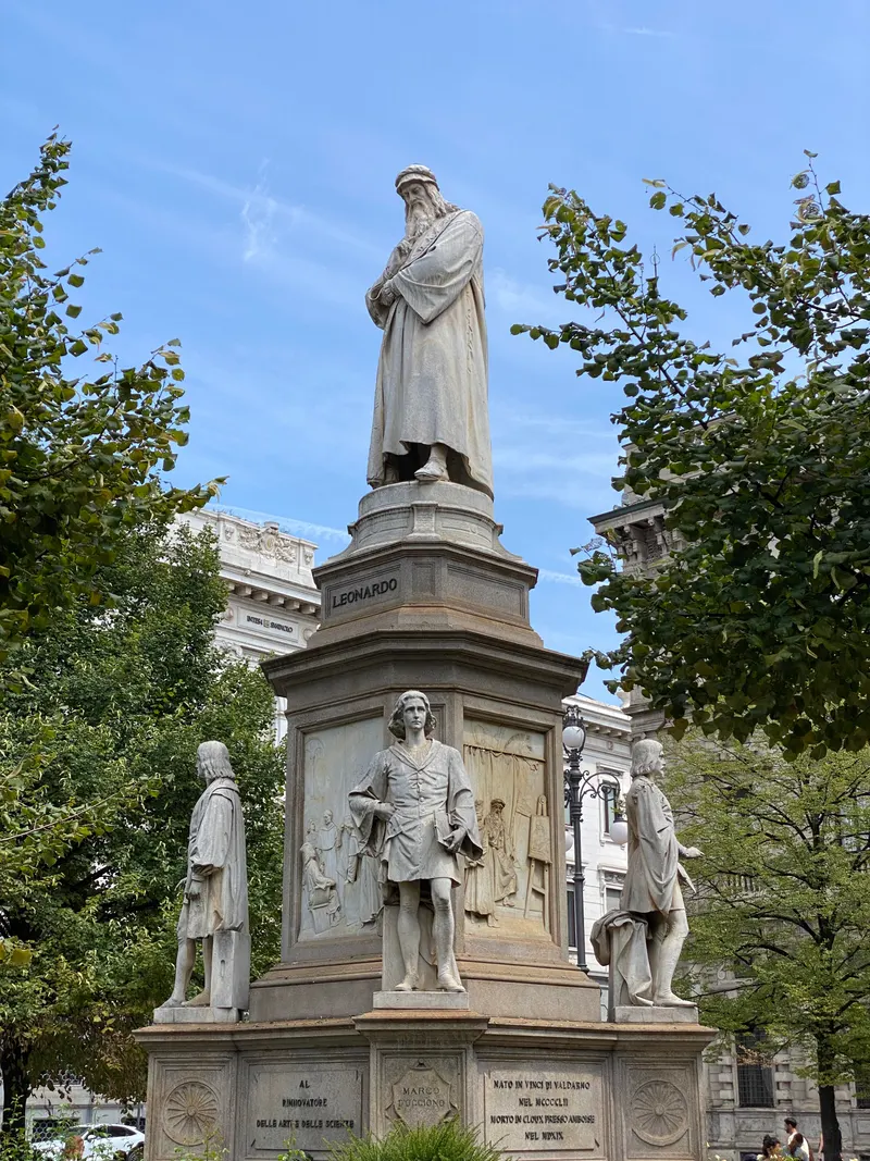 Monument to Leonardo da Vinci — Attraction in Milan