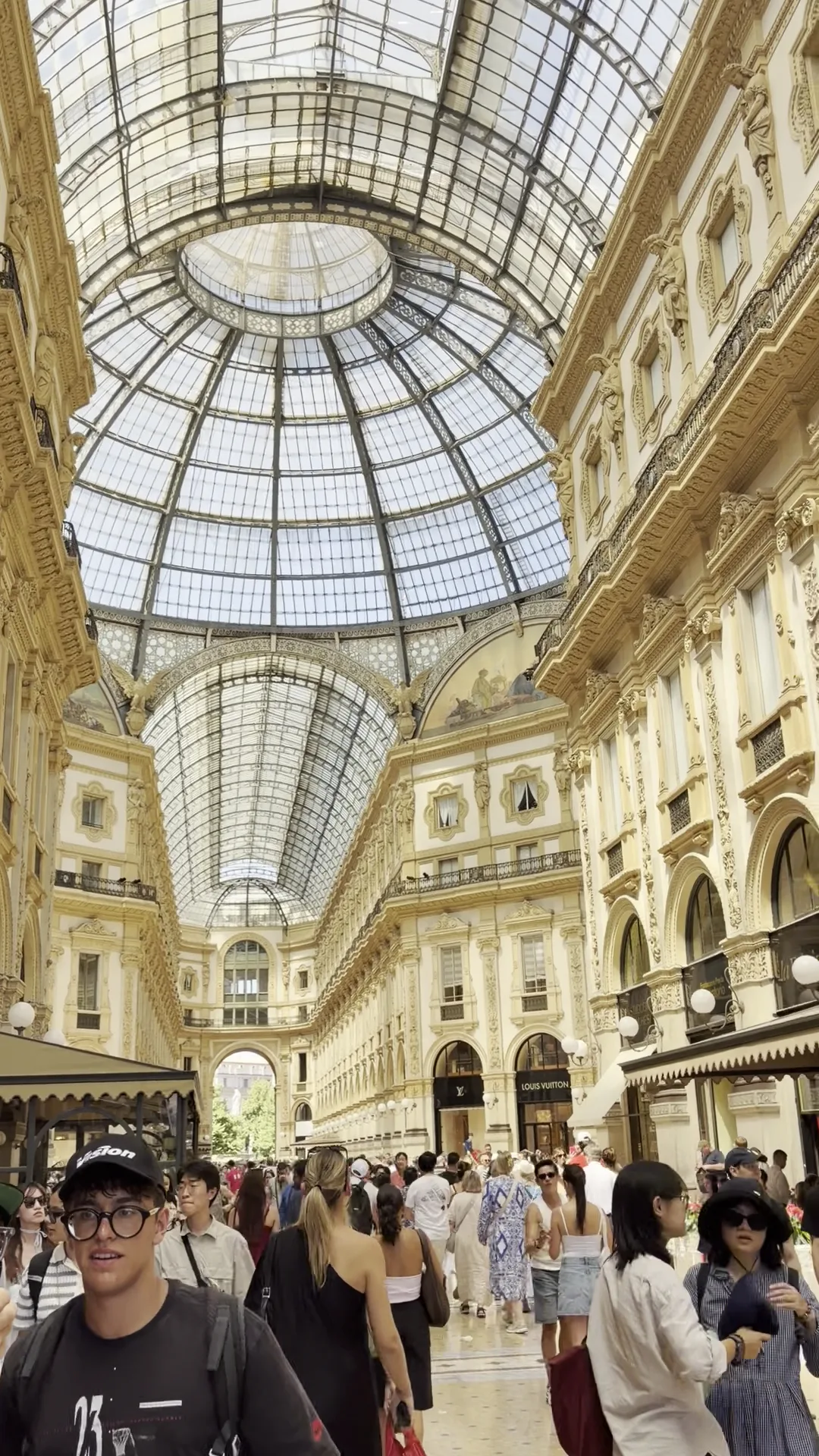 Atmosphere at Piazza Castello Fountain Milan — travel photo