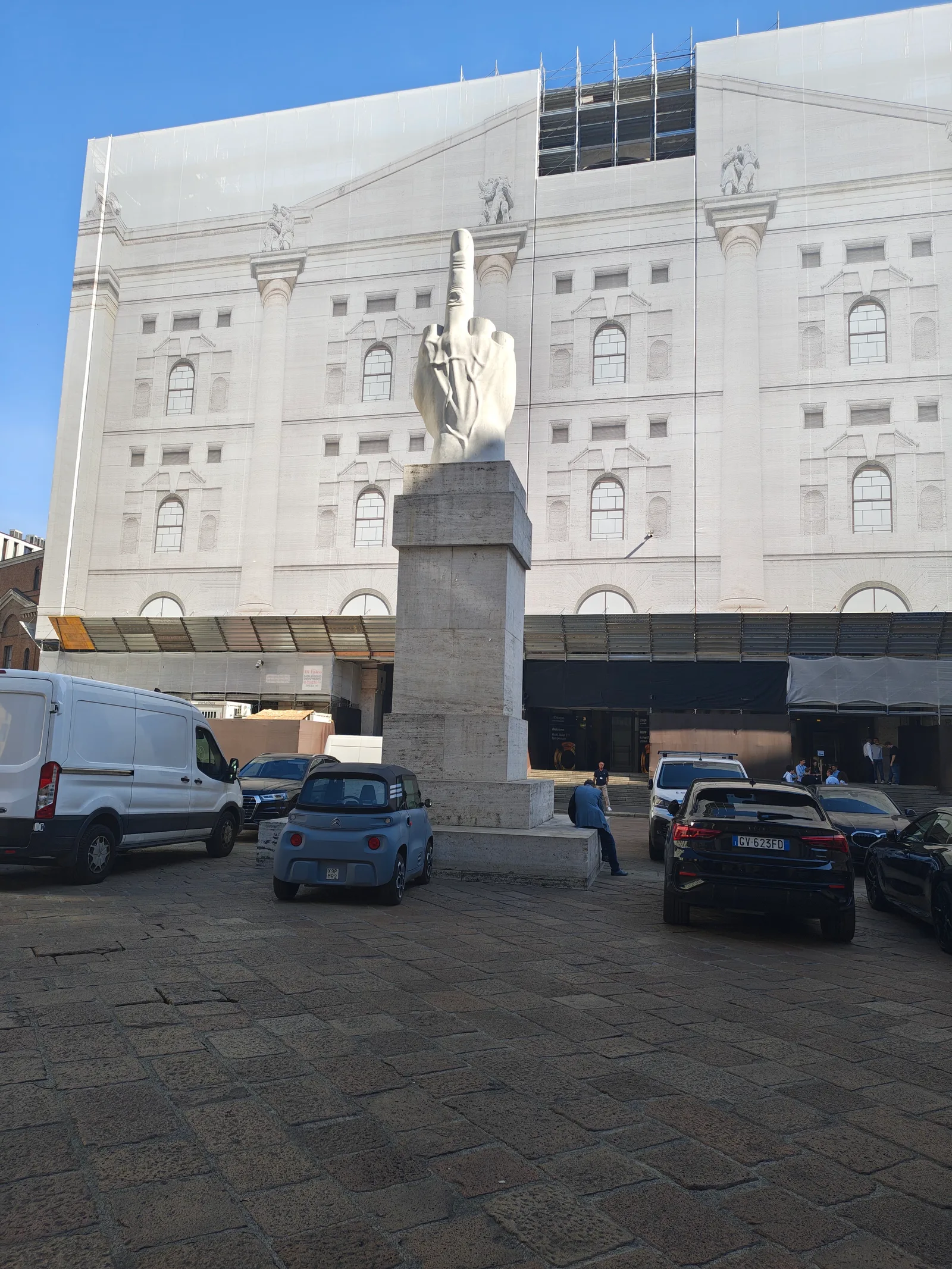 Details at Piazza degli Affari Milan — travel photo
