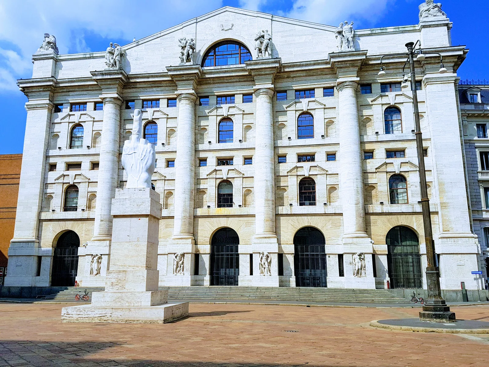 Piazza degli Affari — culture guide Milan