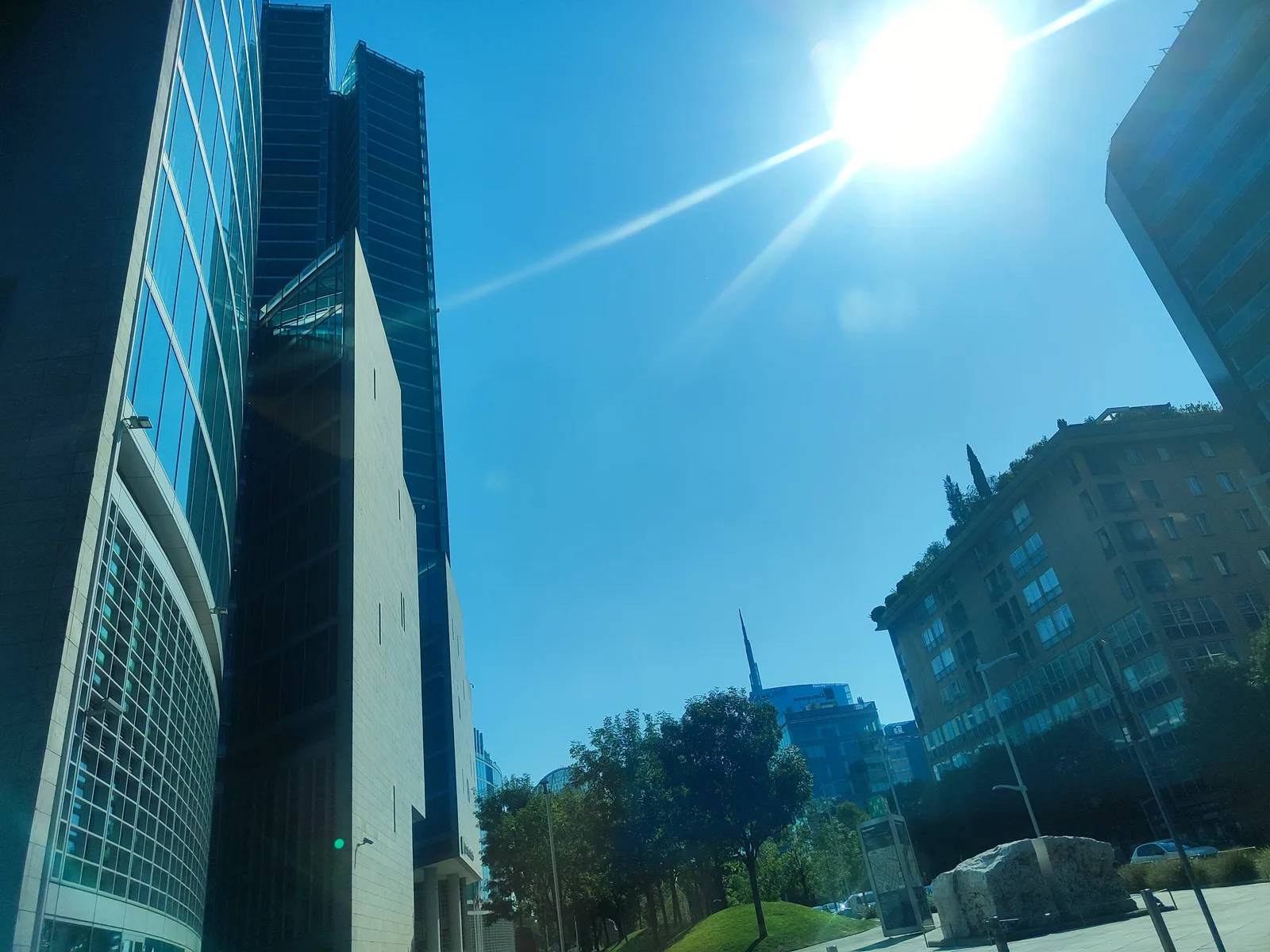 Main view at Pirelli Tower Milan — travel photo