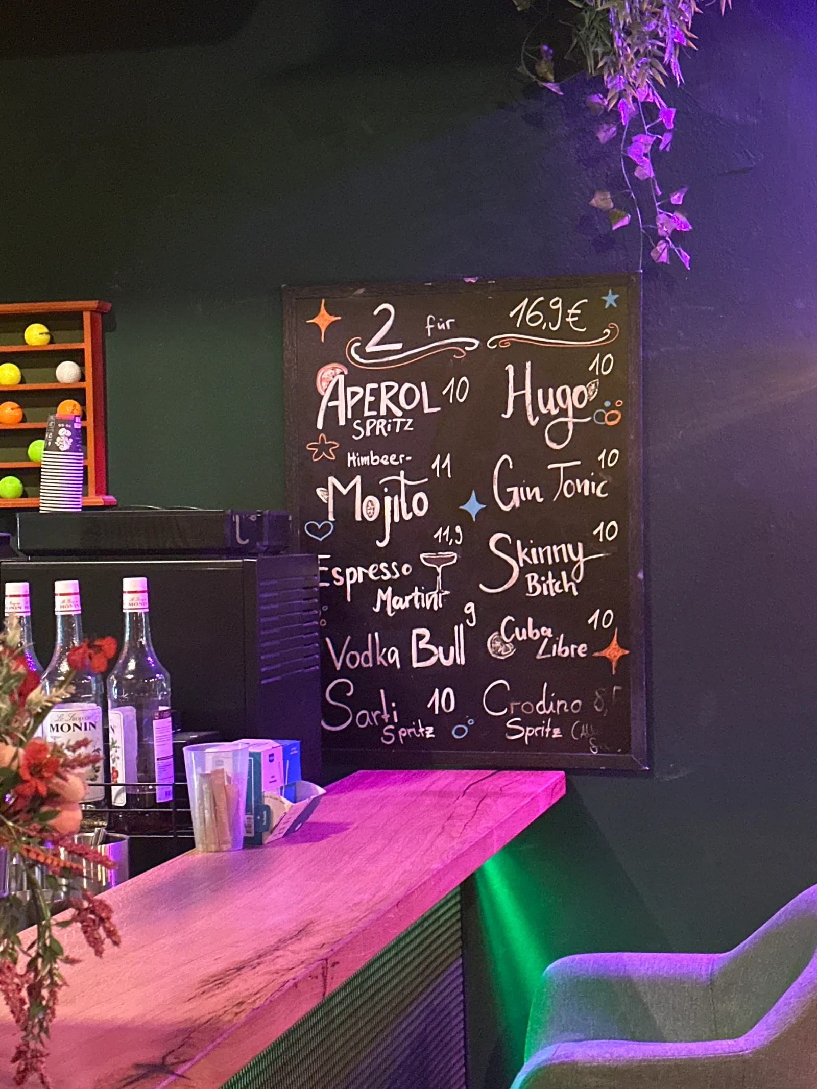 Details at Balls & Clubs - Indoor-Minigolf in München Munich — travel photo