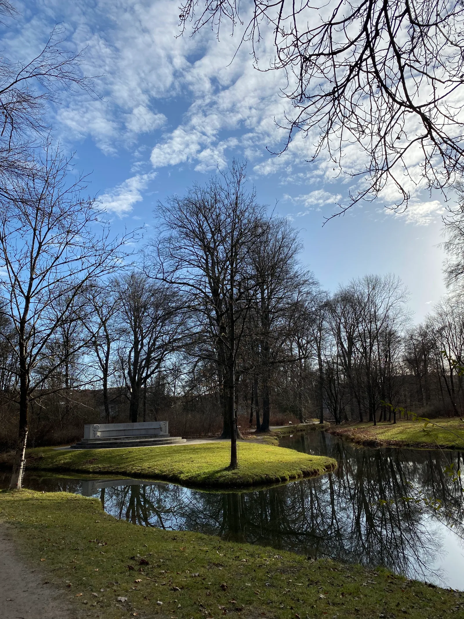 Atmosphere at Monopteros im Englischen Garten Munich — travel photo