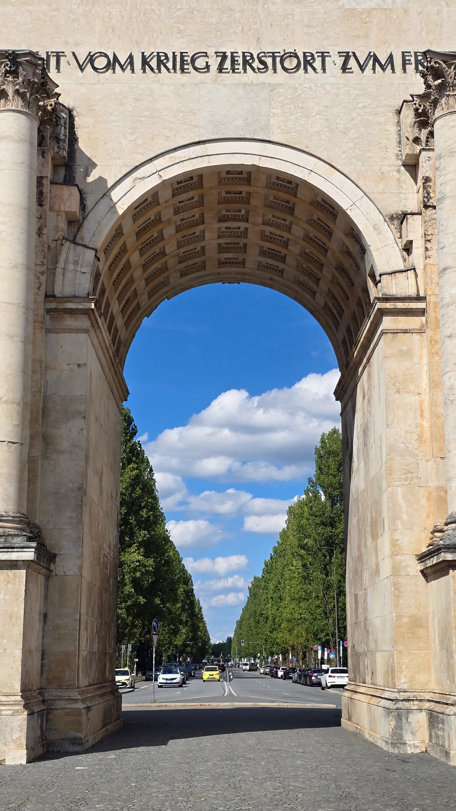 Main view at Siegestor Munich — travel photo
