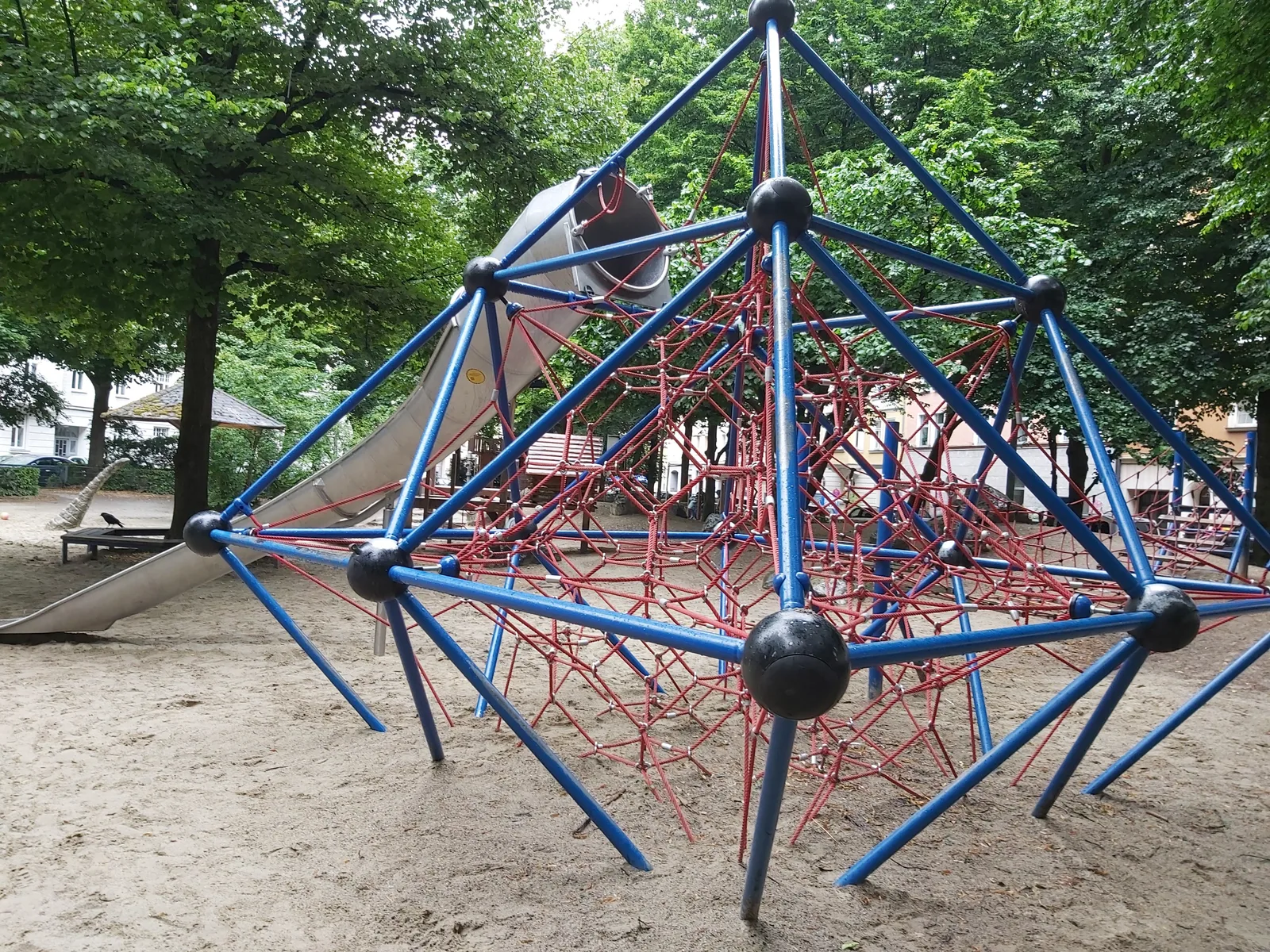 Details at Spielplatz Am Glockenbach Munich — travel photo
