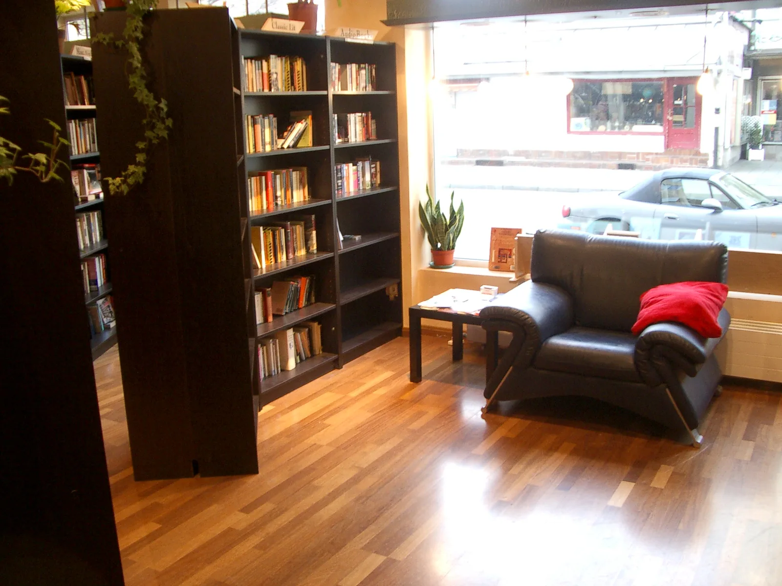 Main view at The Munich Readery Secondhand English Books Munich — travel photo