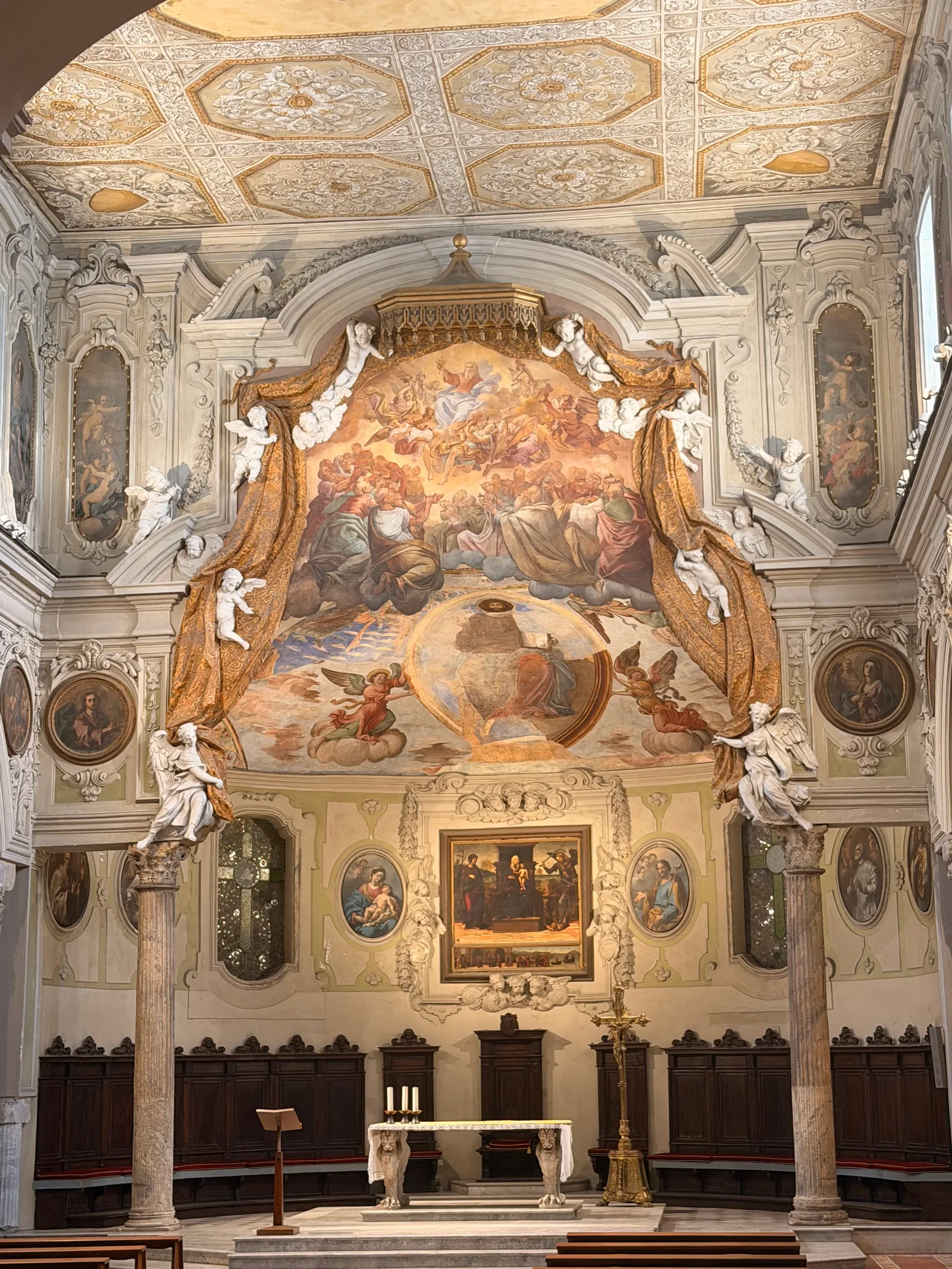 Atmosphere at Cathedral of Santa Maria Assunta Naples — travel photo