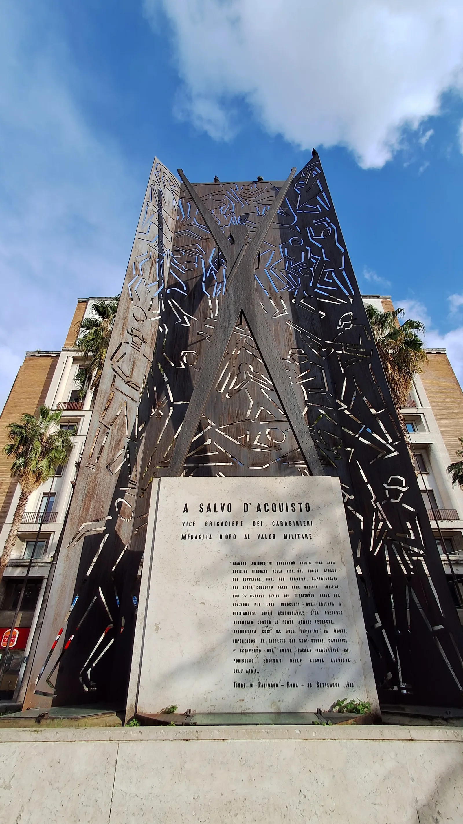 Atmosphere at Monumento a Salvo D'Acquisto C 10 Naples — travel photo