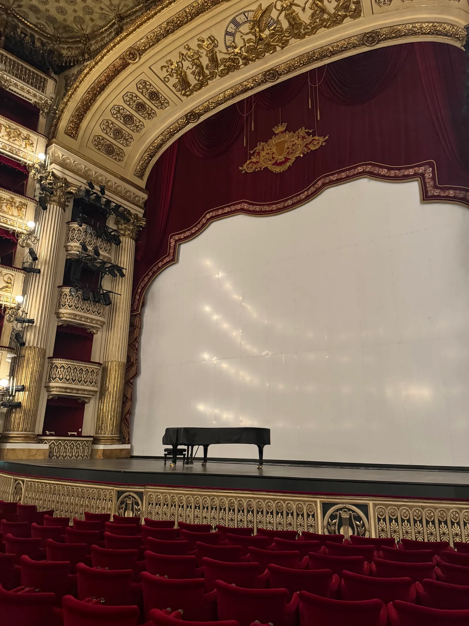 Atmosphere at San Carlo Theatre Naples — travel photo