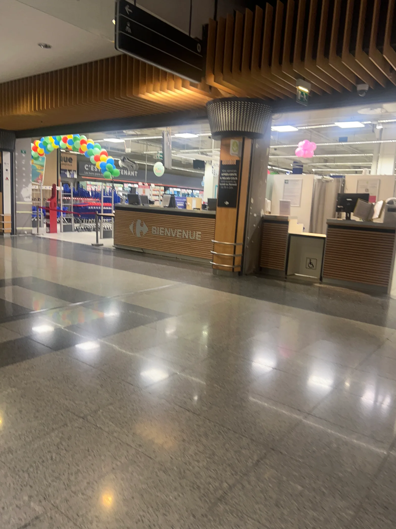 Atmosphere at Carrefour Nice Tnl Nice — travel photo