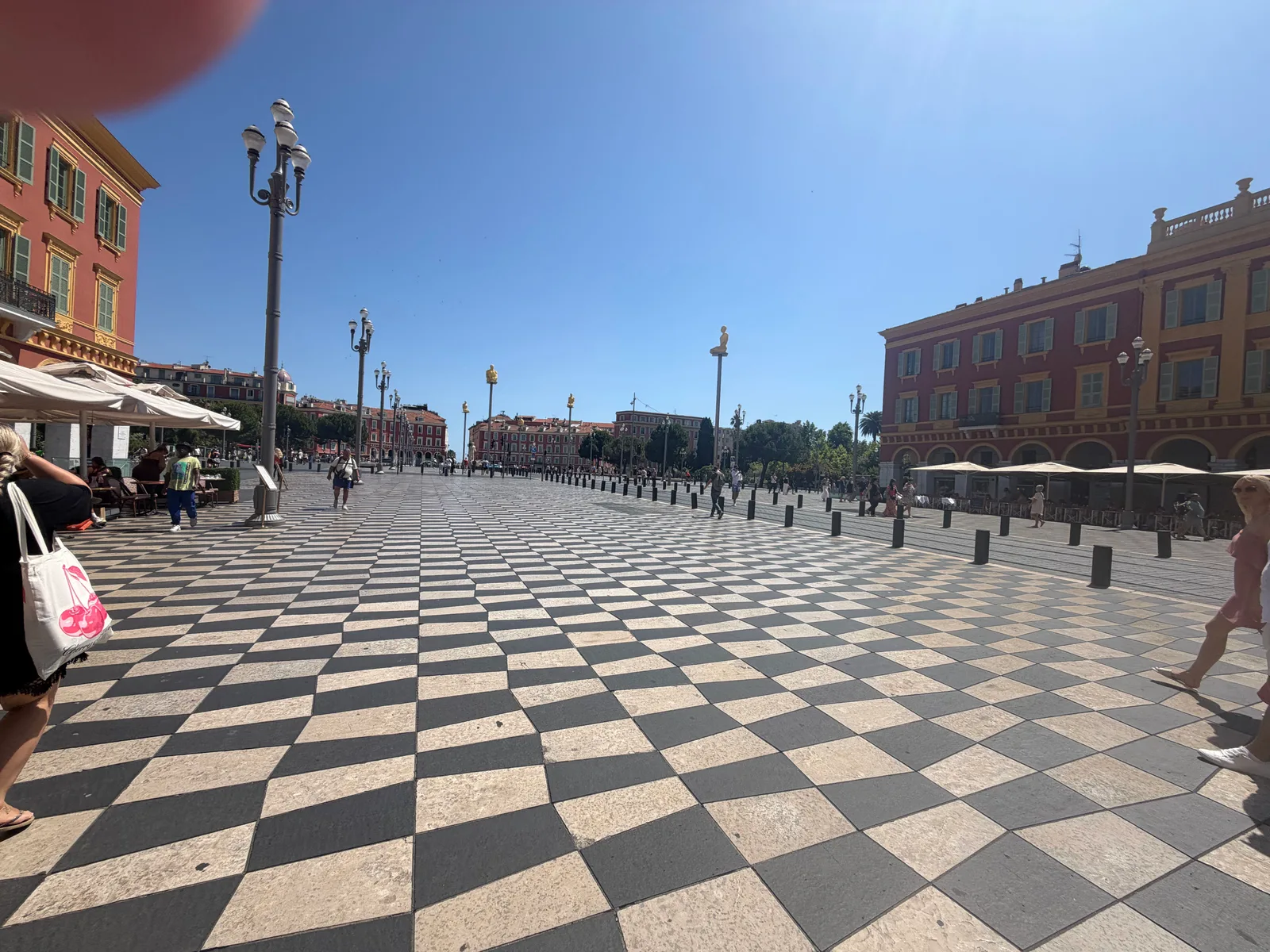 Atmosphere at Fontaine du Soleil Nice — travel photo