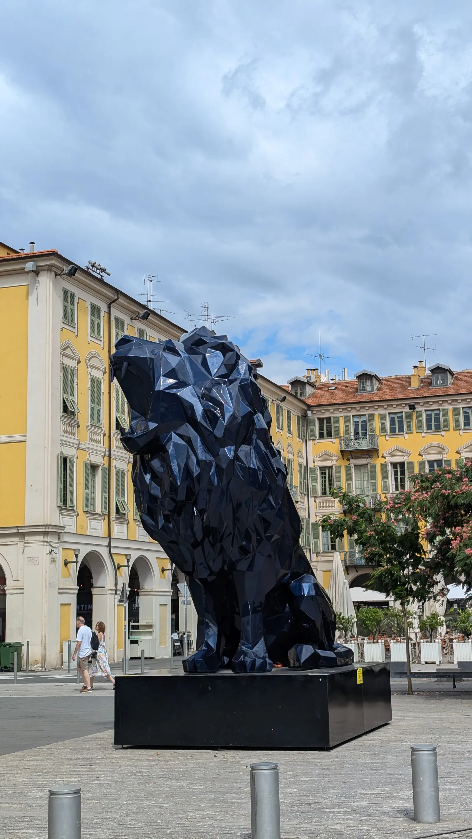 Atmosphere at Place Giuseppe Garibaldi Nice — travel photo