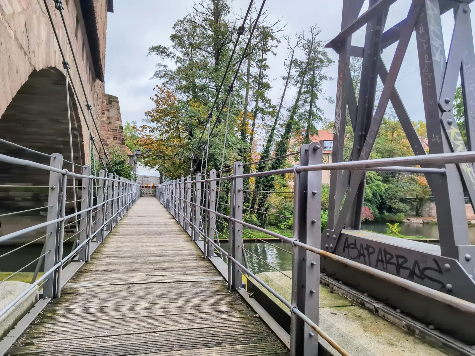 Details at Kettensteg Nuremberg — travel photo