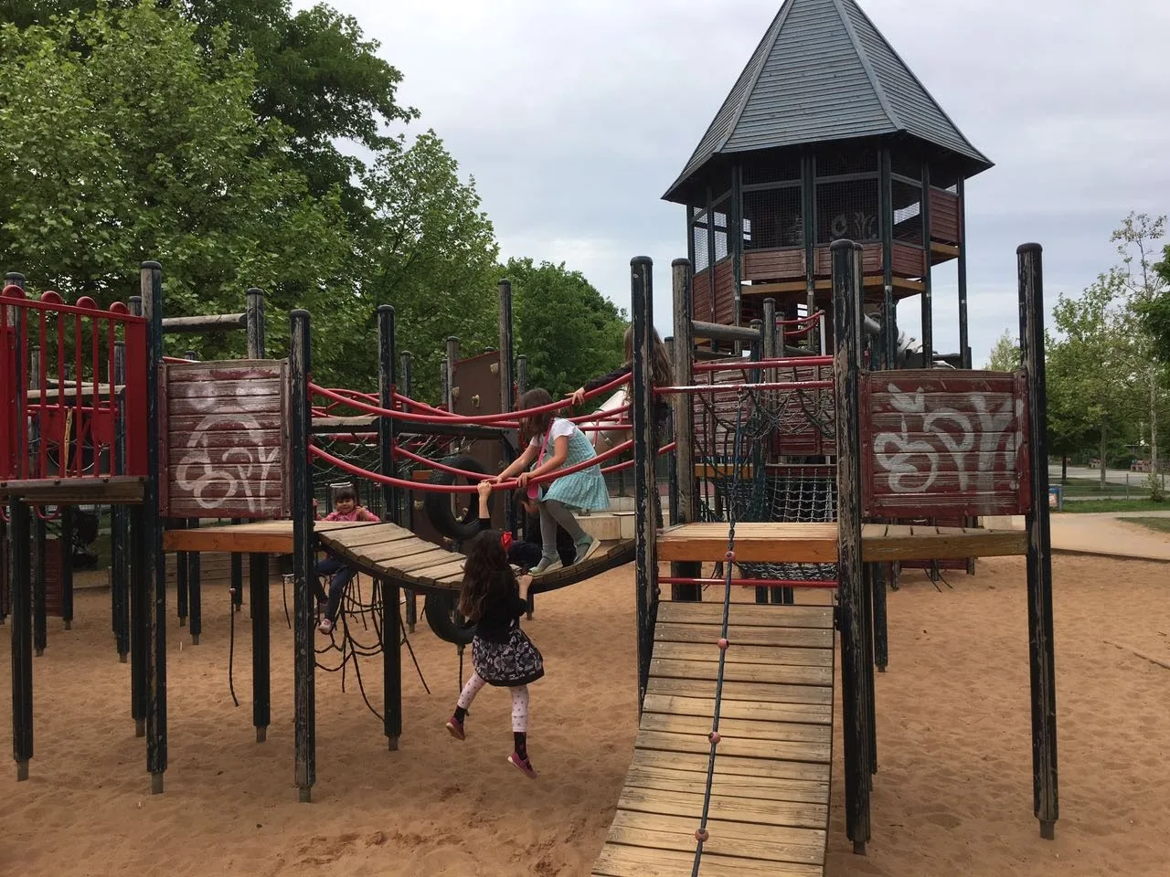 Atmosphere at Spielplatz Grünfläche am Pferdemarkt Nuremberg — travel photo