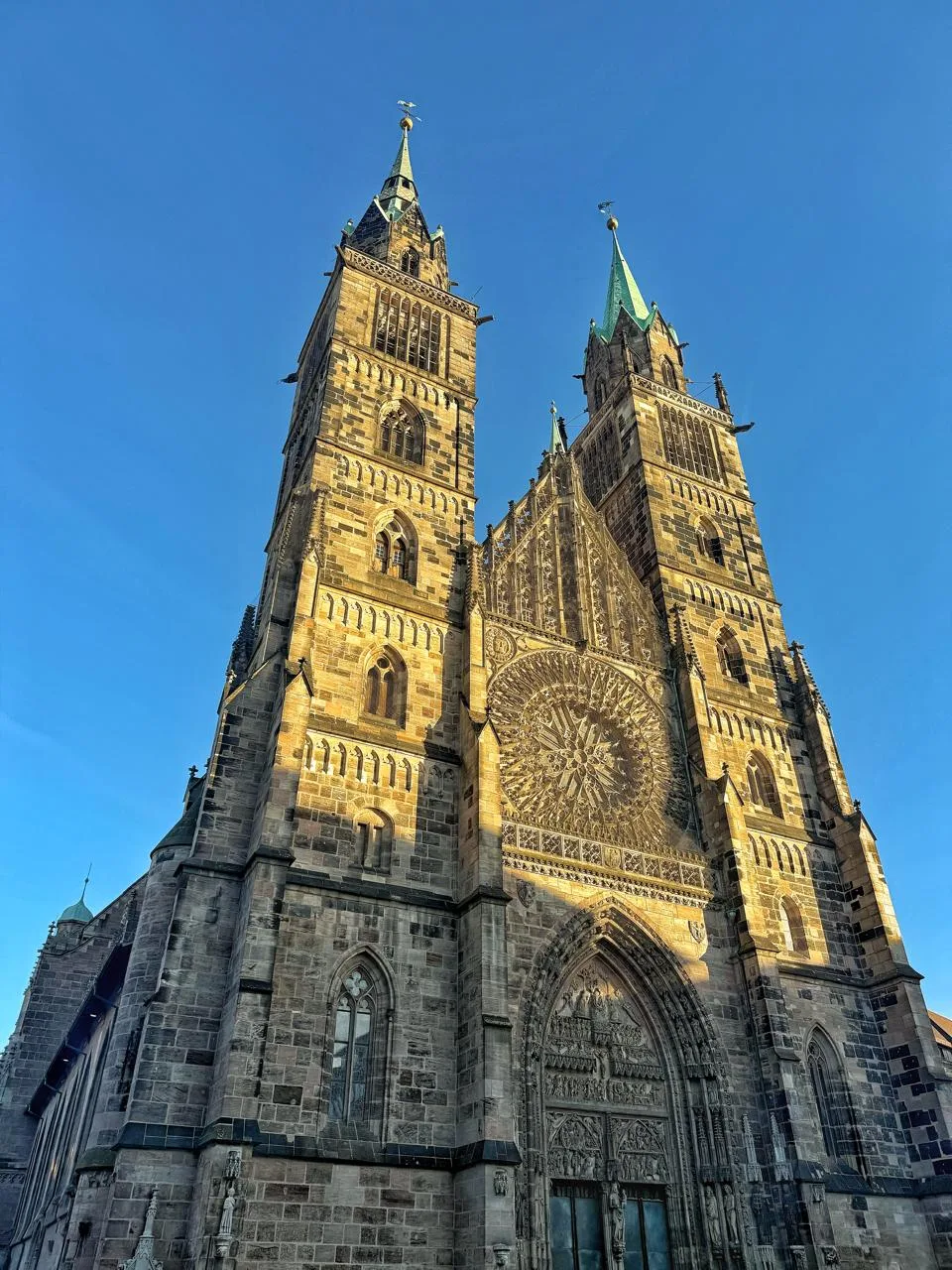Atmosphere at St. Lorenz Nuremberg — travel photo
