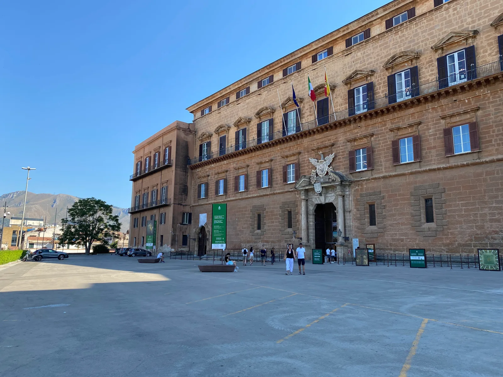 Atmosphere at Palazzo dei Normanni Palermo — travel photo