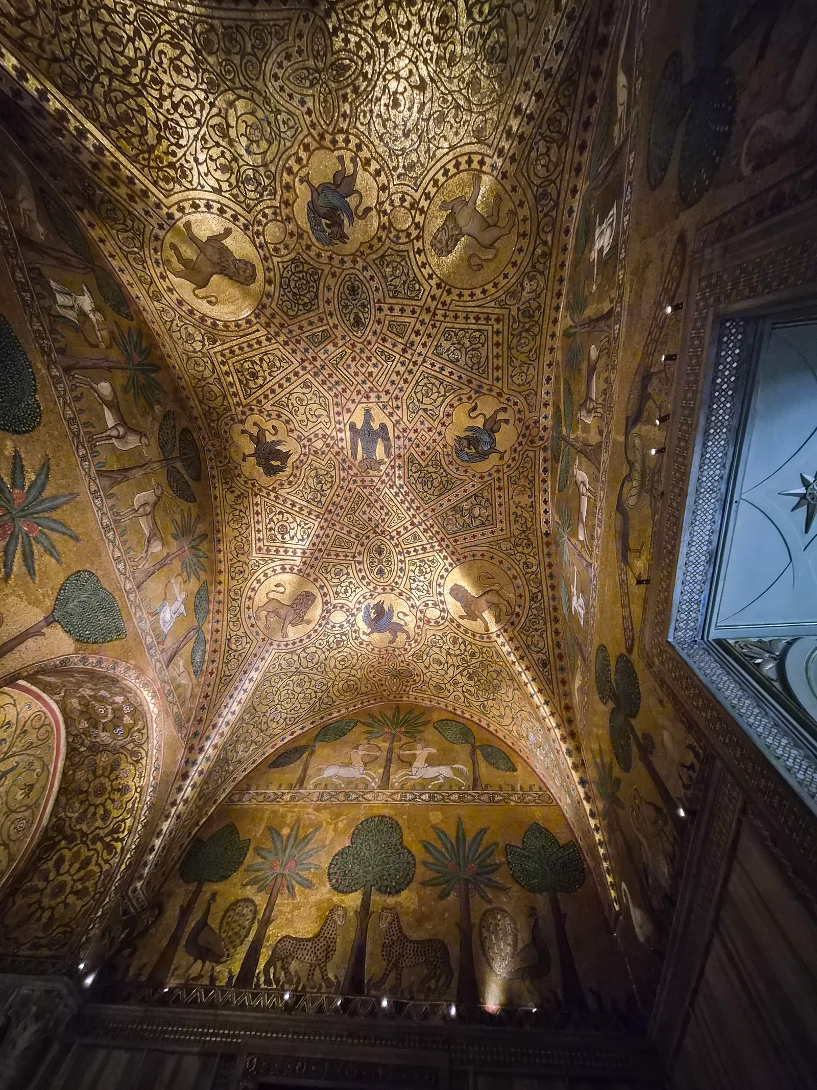 Atmosphere at Royal Palace and Palatine Chapel Palermo — travel photo
