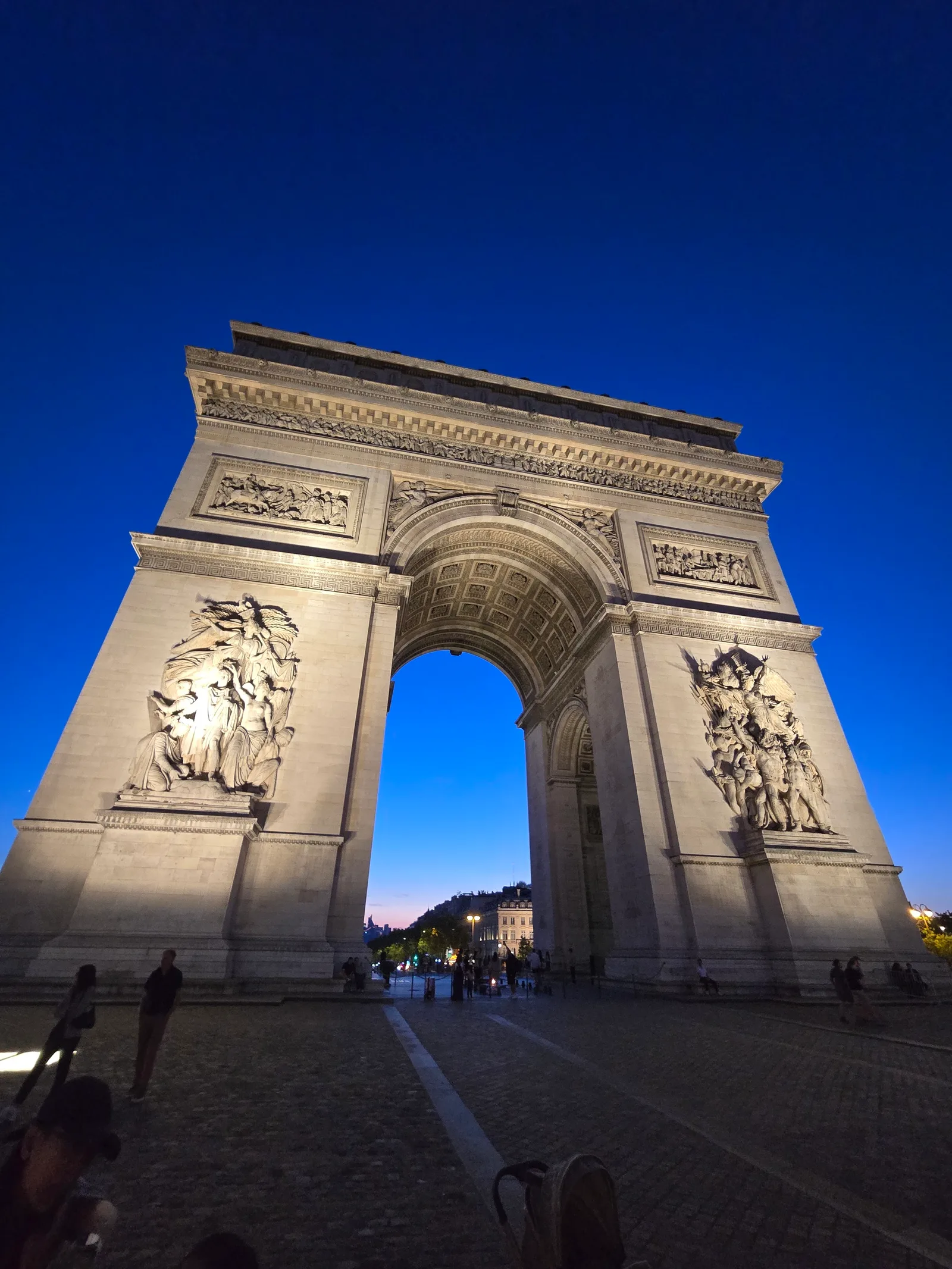 Atmosphere at Arc de Triomphe Paris — travel photo