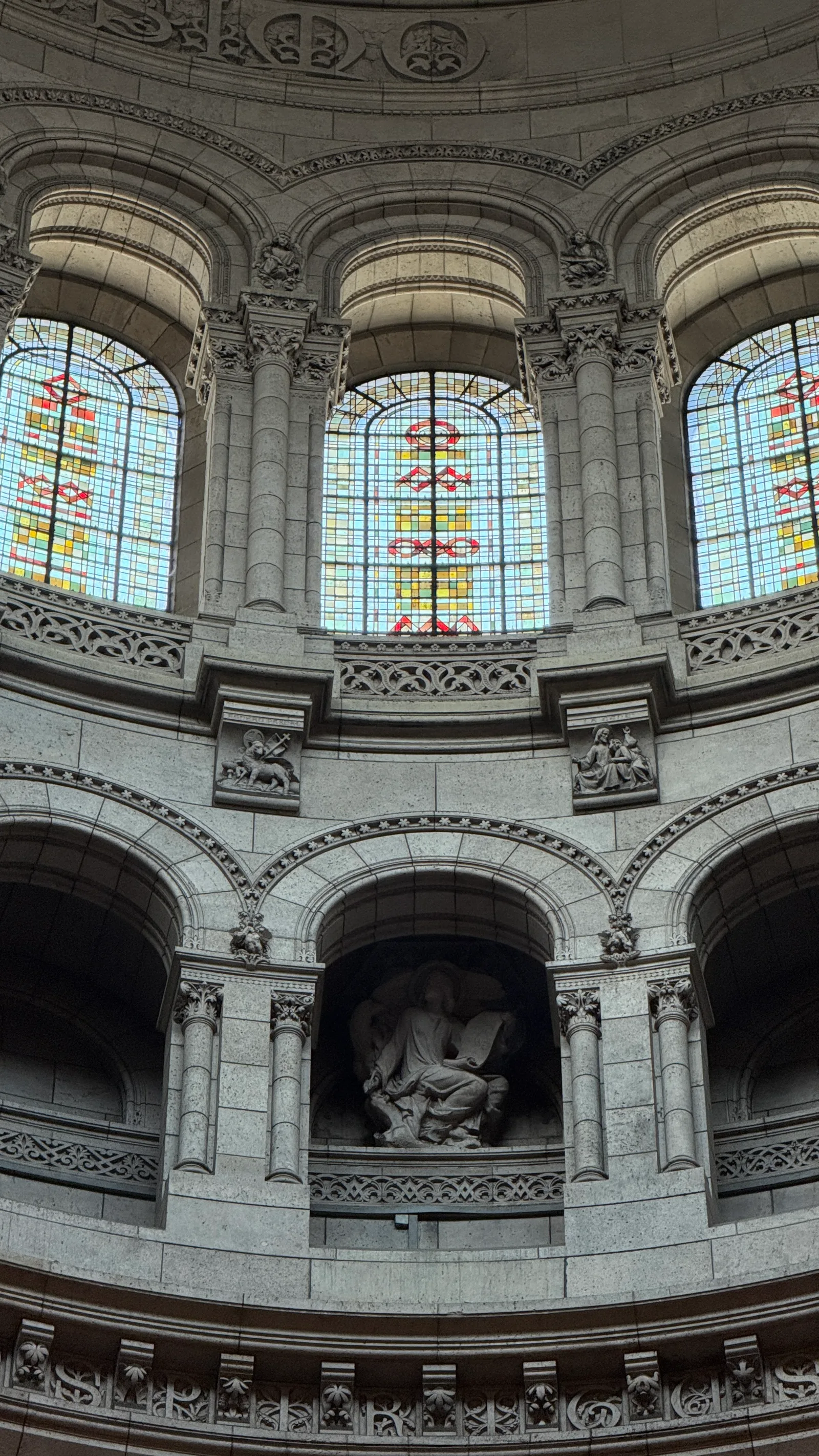 Atmosphere at Basilique du Sacré-Cœur de Montmartre Paris — travel photo