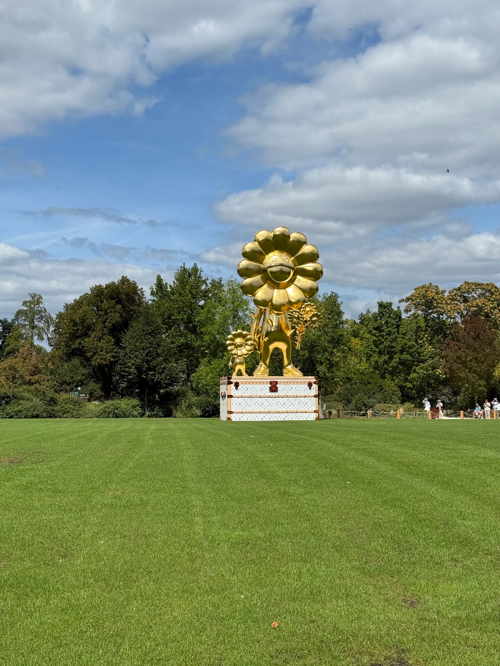 Atmosphere at Fondation Louis Vuitton Paris — travel photo