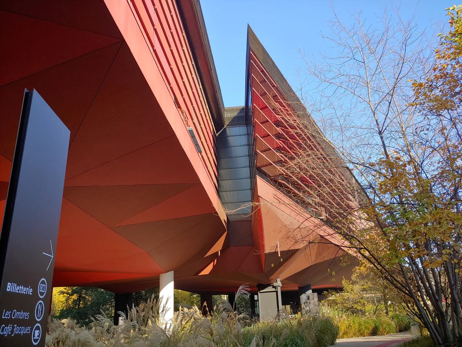 Details at Musée du quai Branly - Jacques Chirac Paris — travel photo