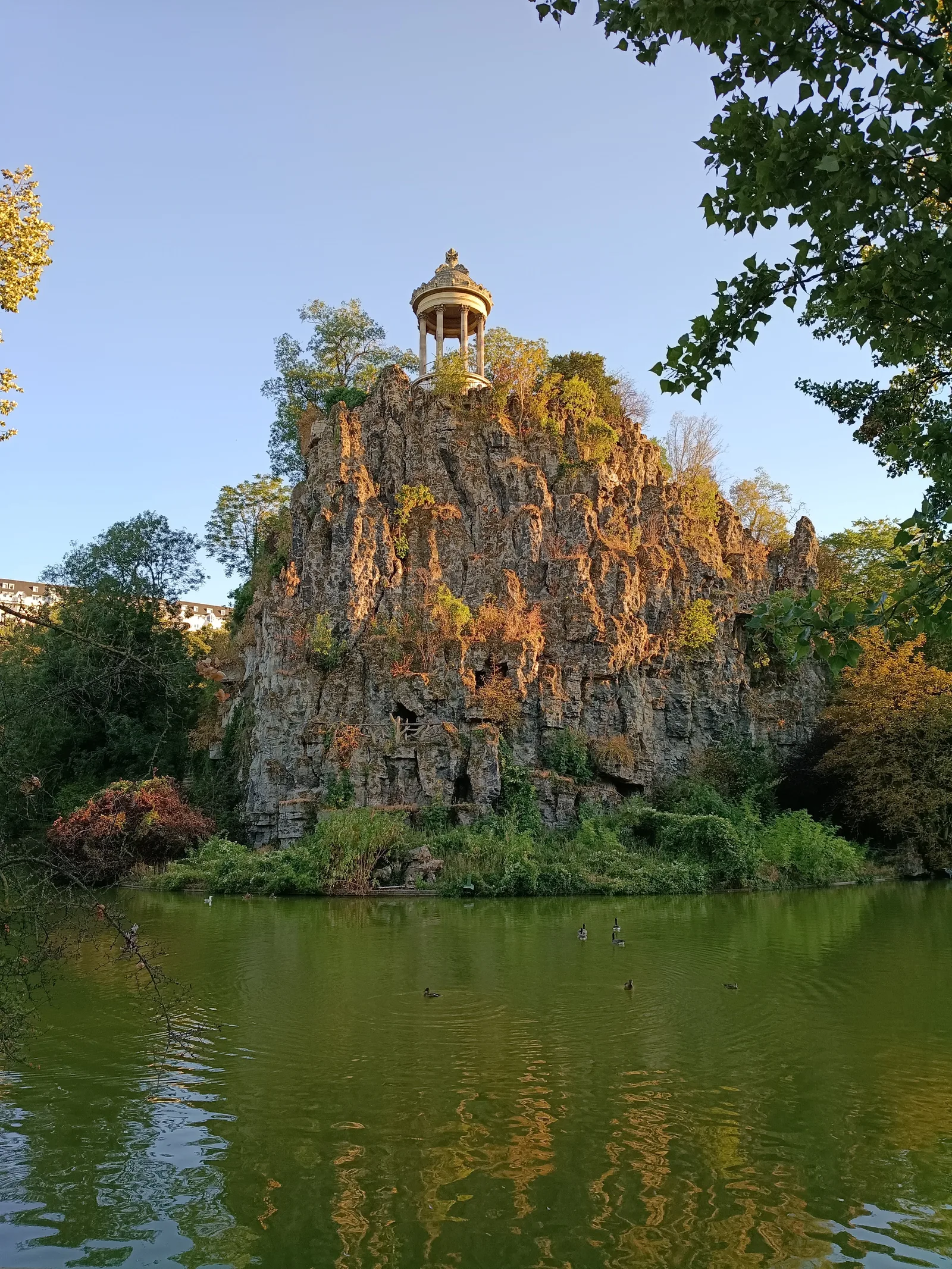 Main view at Parc des Buttes-Chaumont Paris — travel photo