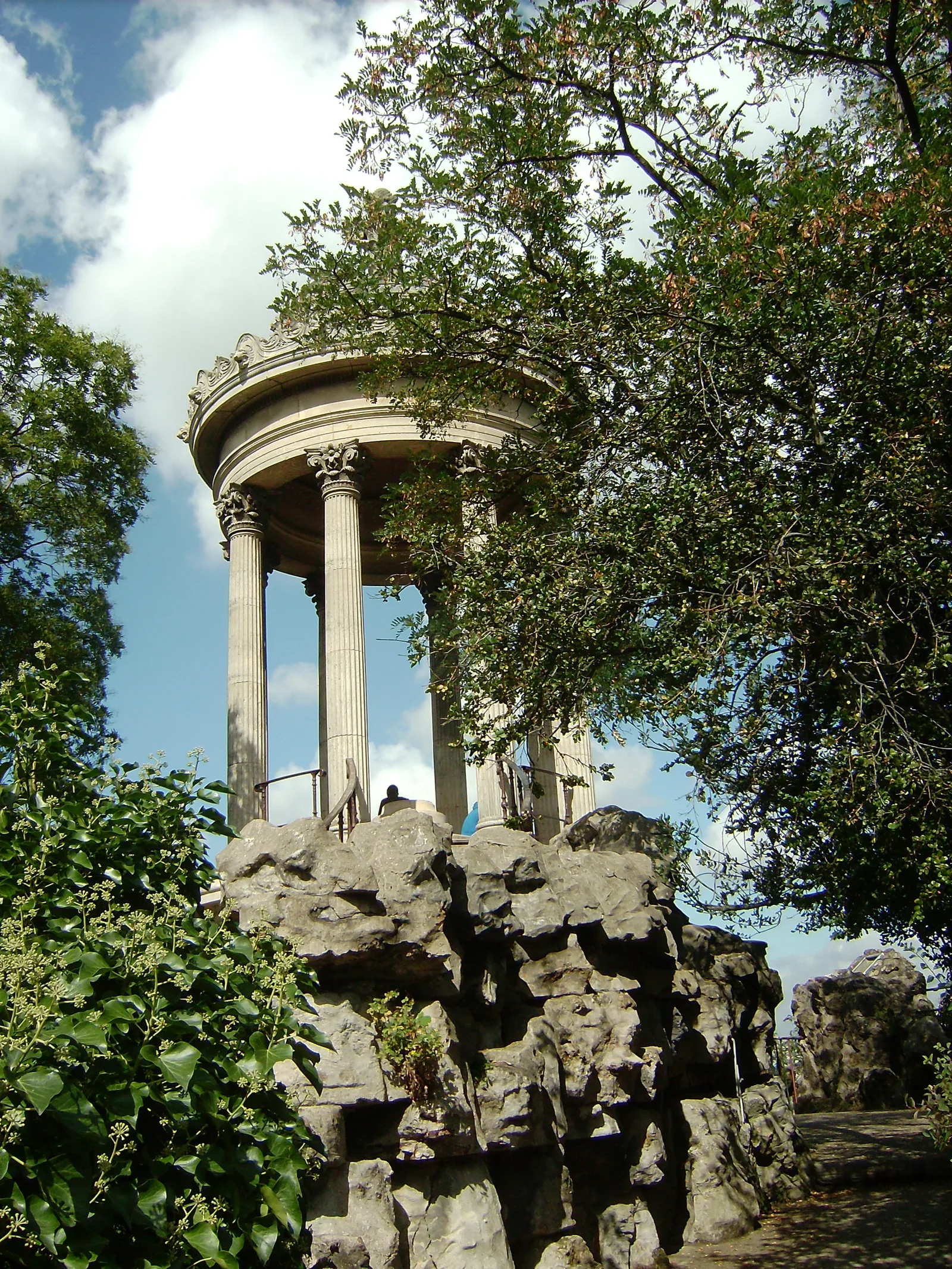 Details at Parc des Buttes-Chaumont Paris — travel photo