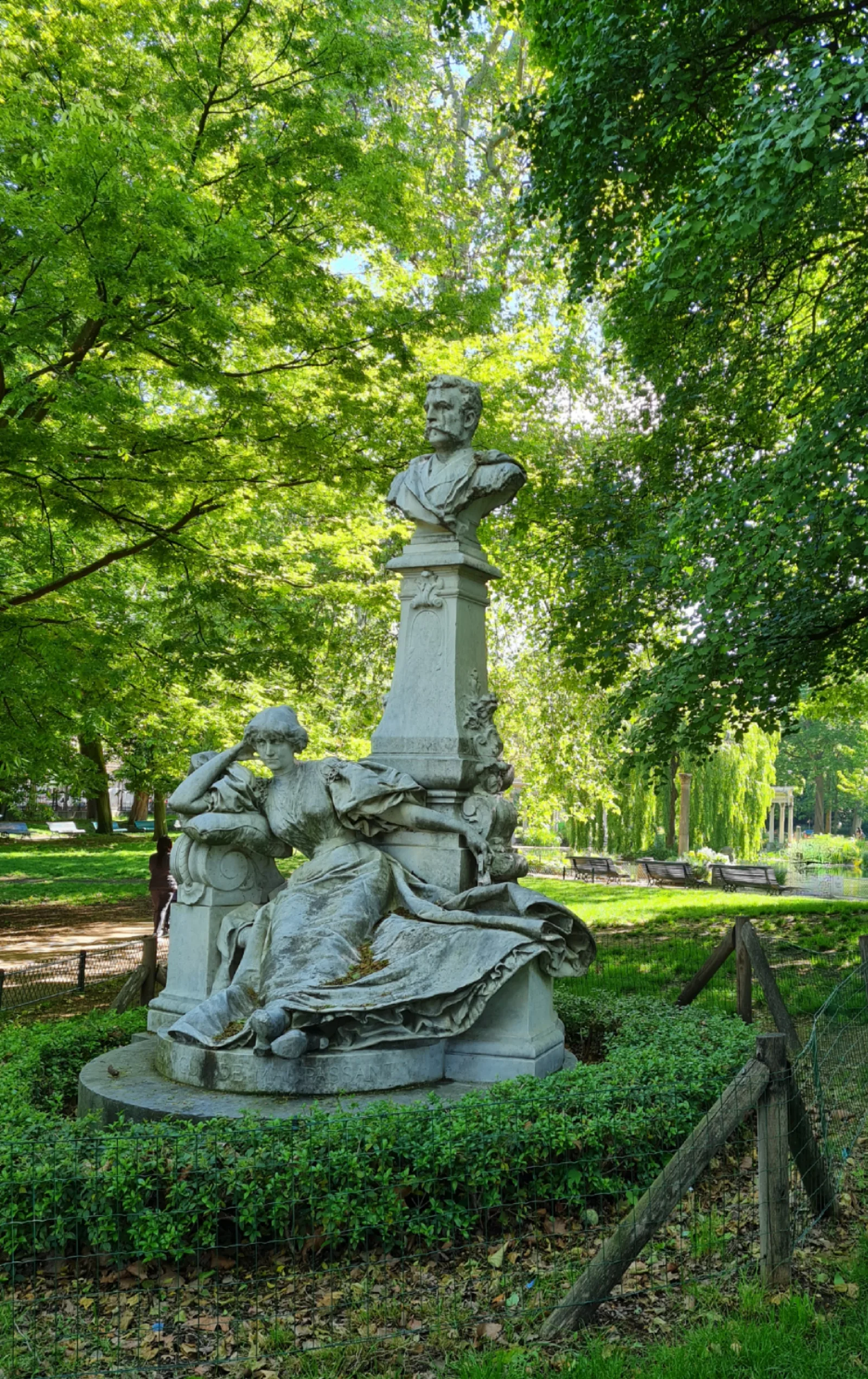 Details at Parc Monceau Paris — travel photo