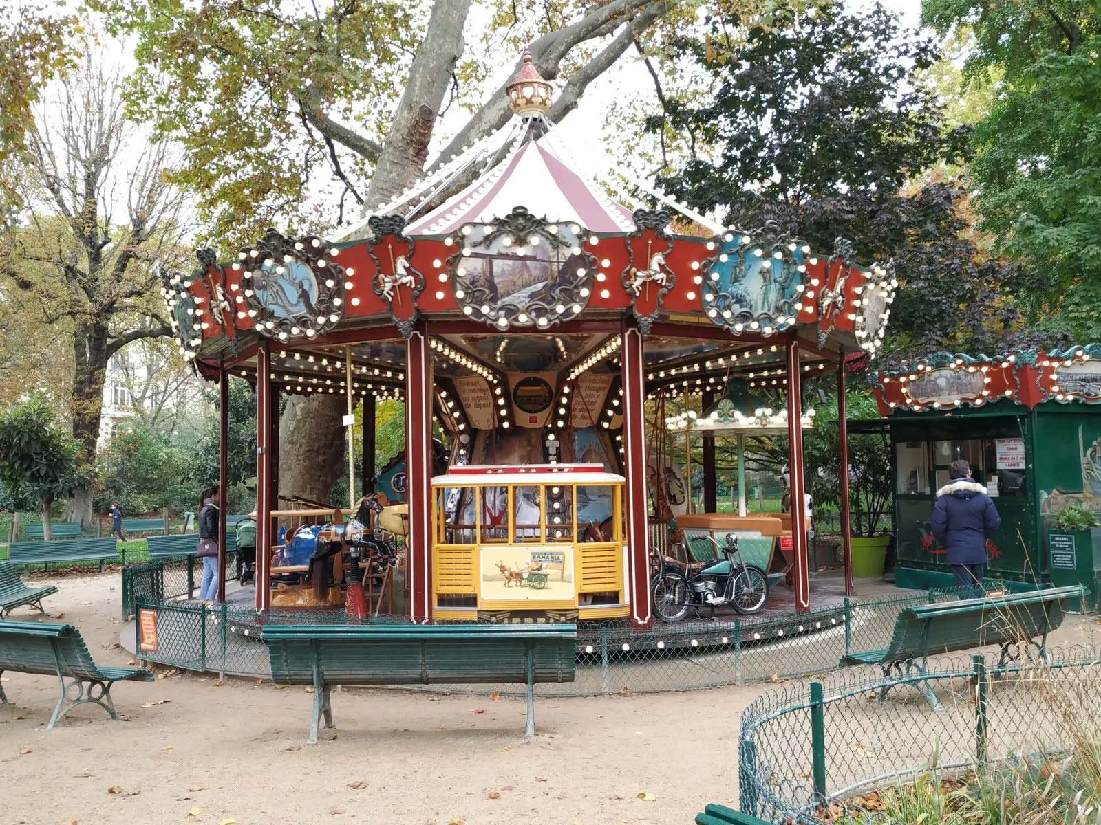 Atmosphere at Parc Monceau Paris — travel photo