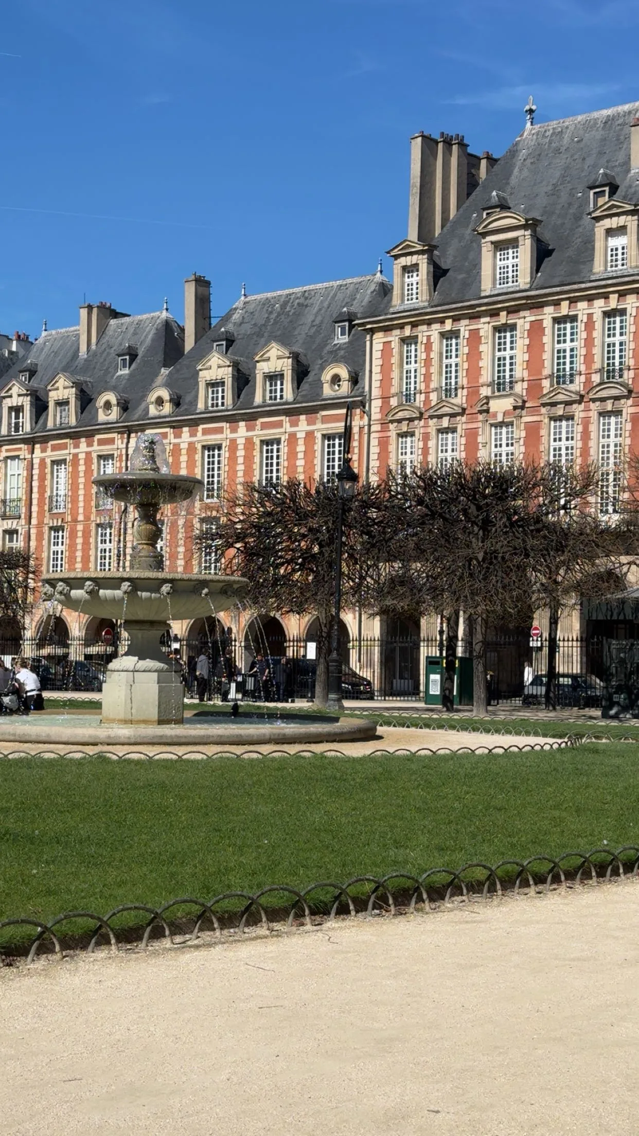 Atmosphere at Place des Vosges Paris — travel photo
