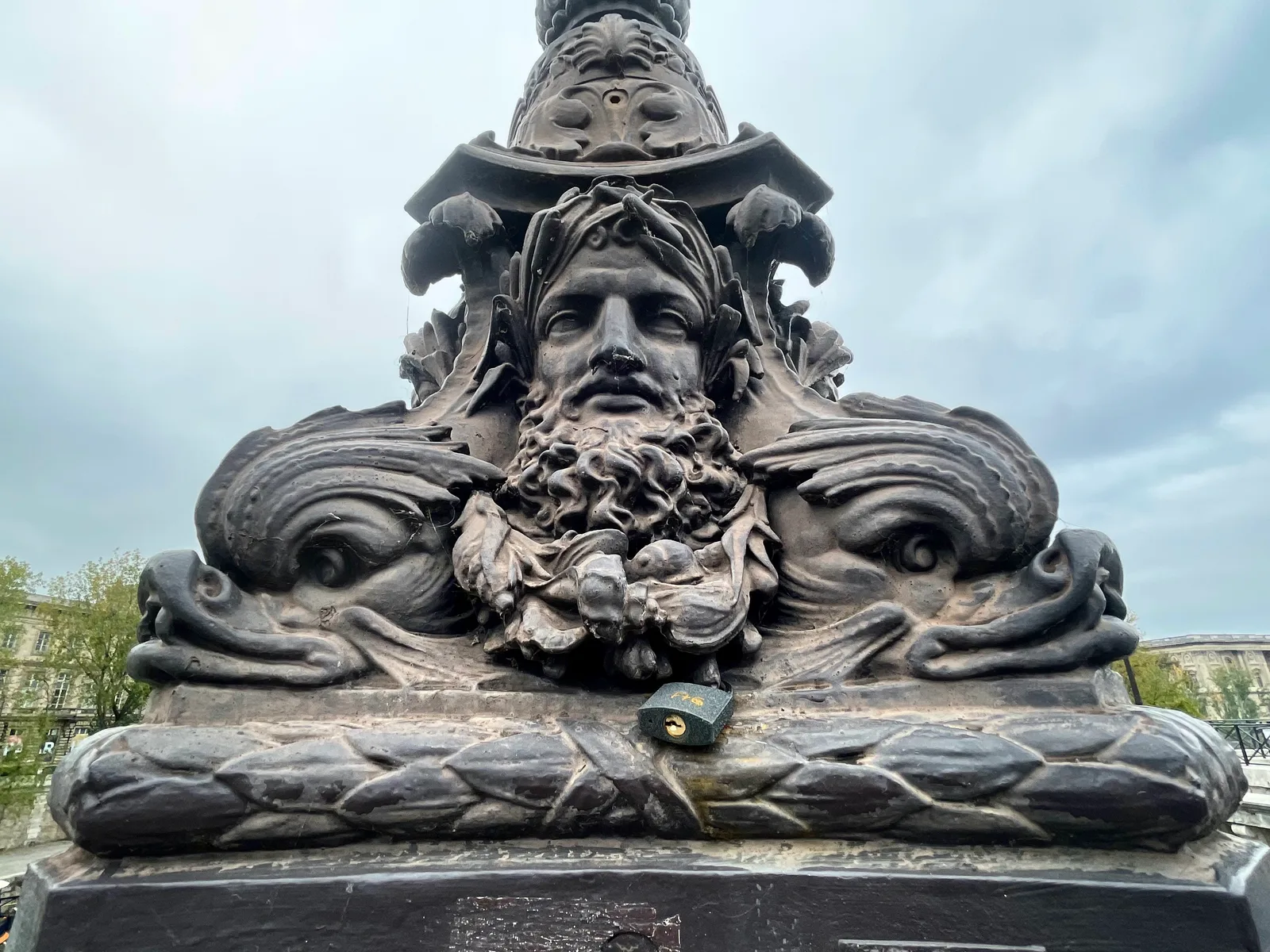 Atmosphere at Square du Vert-Galant Paris — travel photo